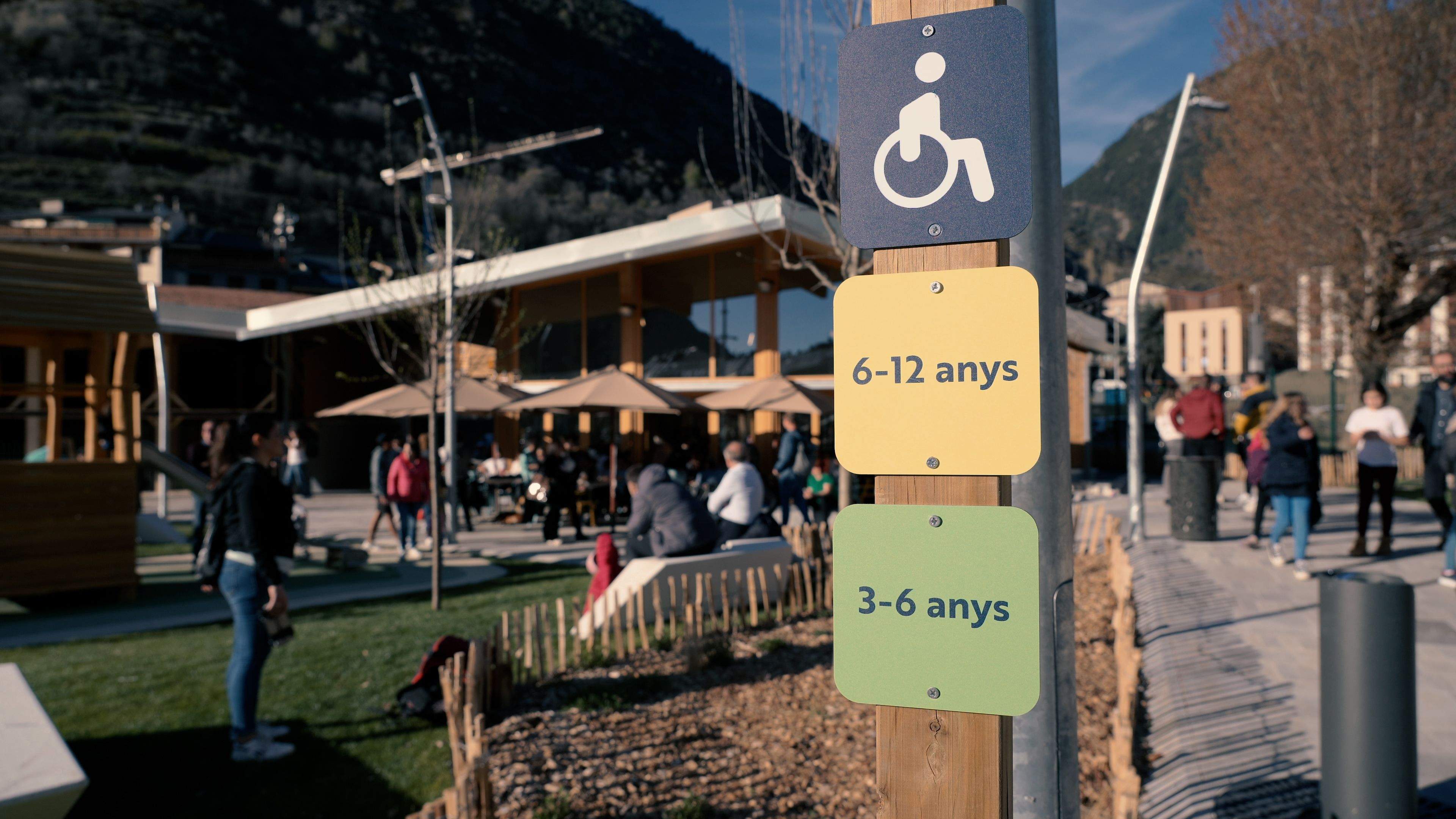 Un cartell que marca les edats recomenades per als jocs. Un cartell que marca les edats recomenades per als jocs.