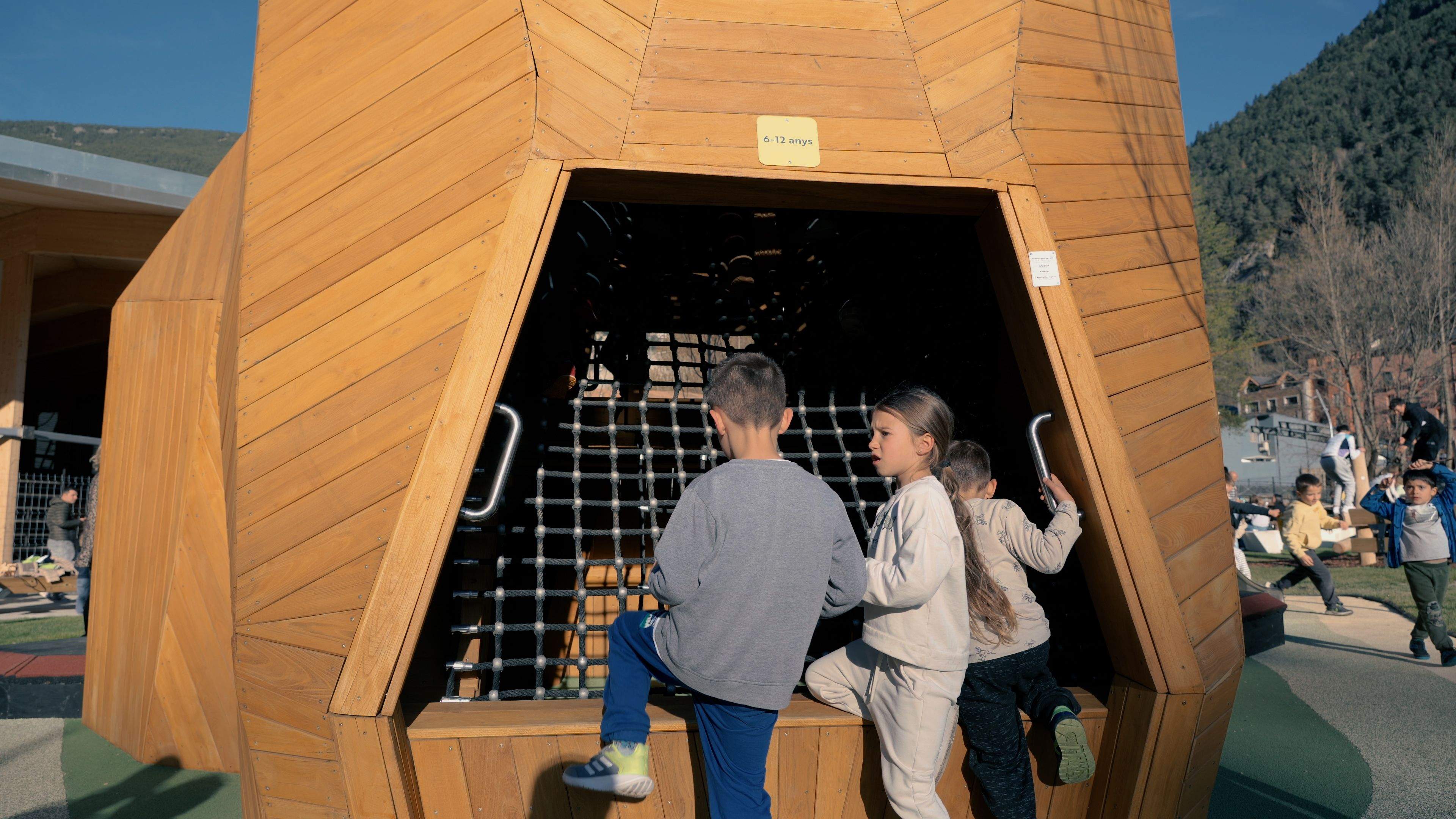 Al costat de l'ossa de fusta. Al costat de l'ossa de fusta.