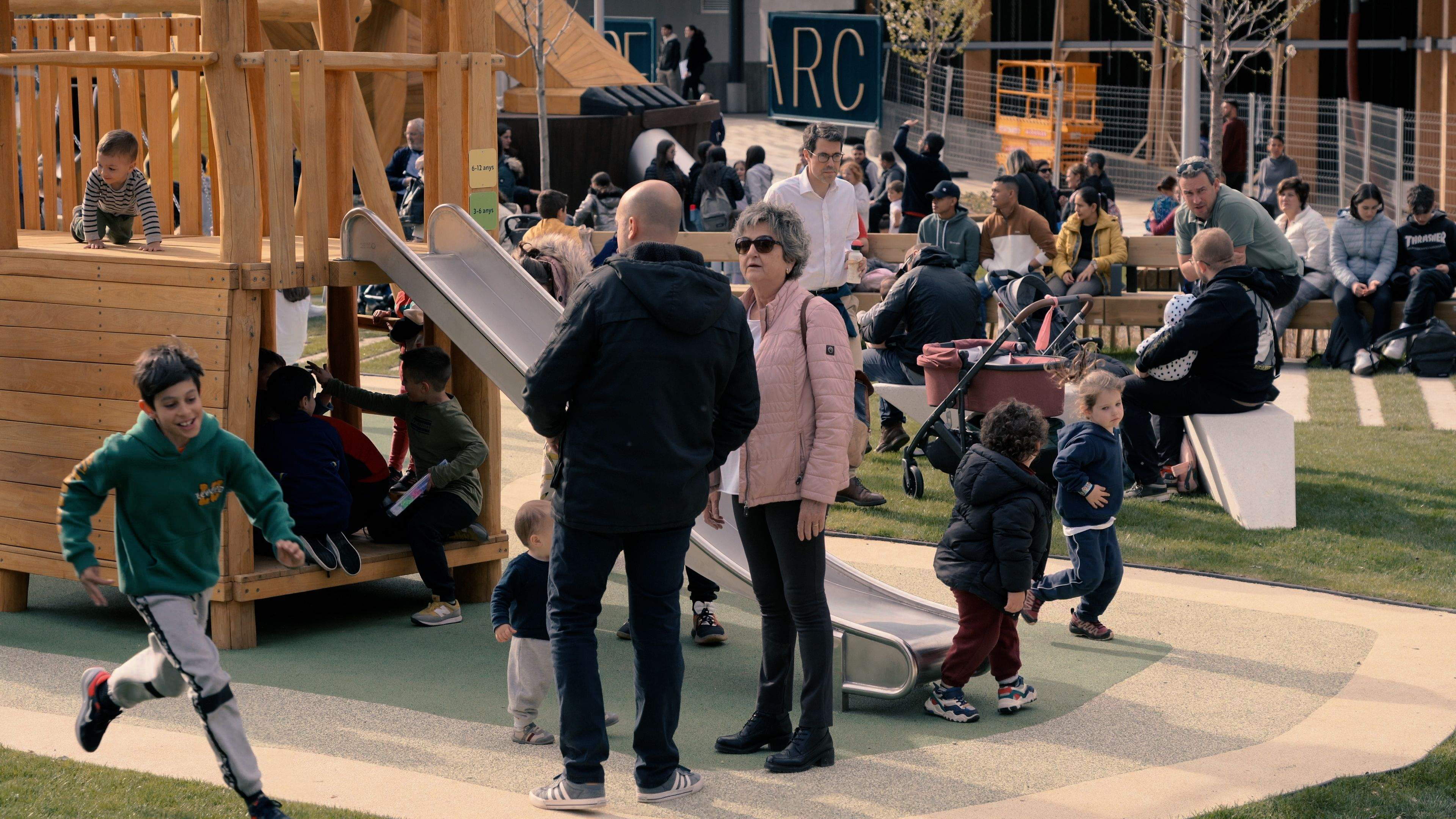 Pares i nens s'han apropat al parc. Pares i nens s'han apropat al parc.
