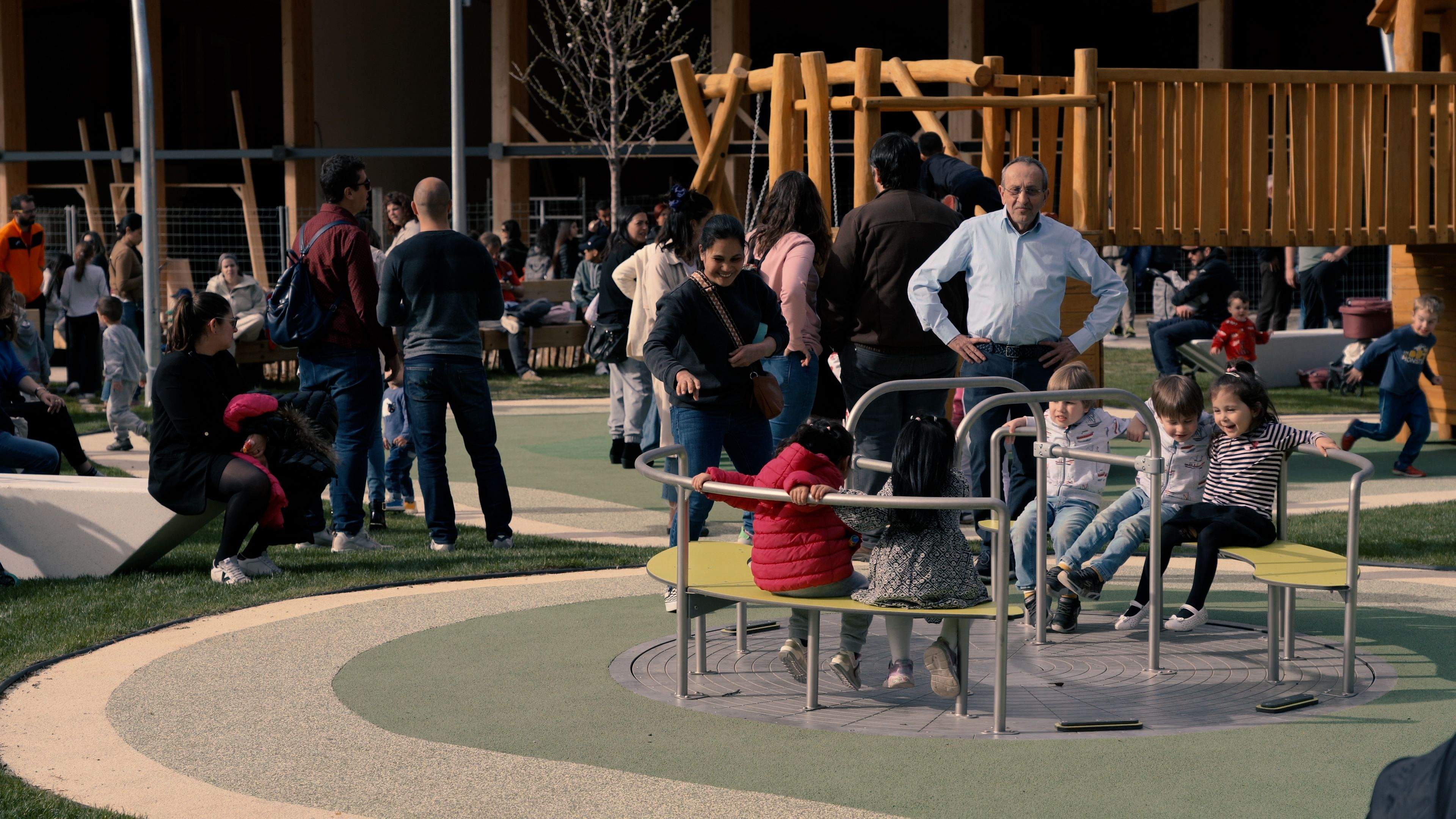 Un grup d'infants a un dels nous jocs. Un grup d'infants a un dels nous jocs.