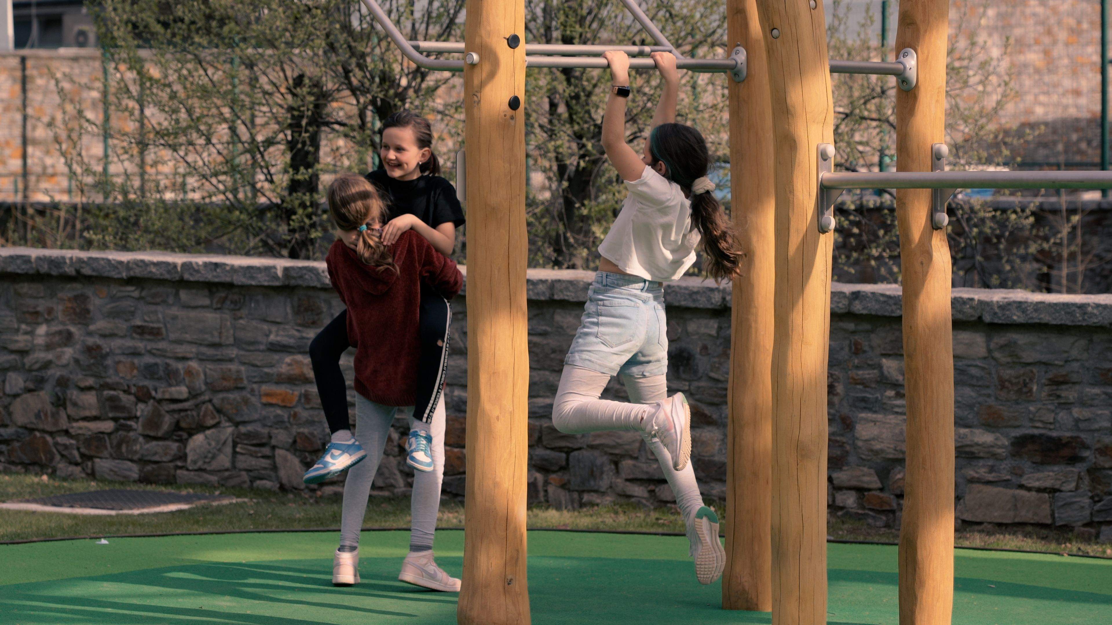 Una noia prova els jocs esportius. Una noia prova els jocs esportius.