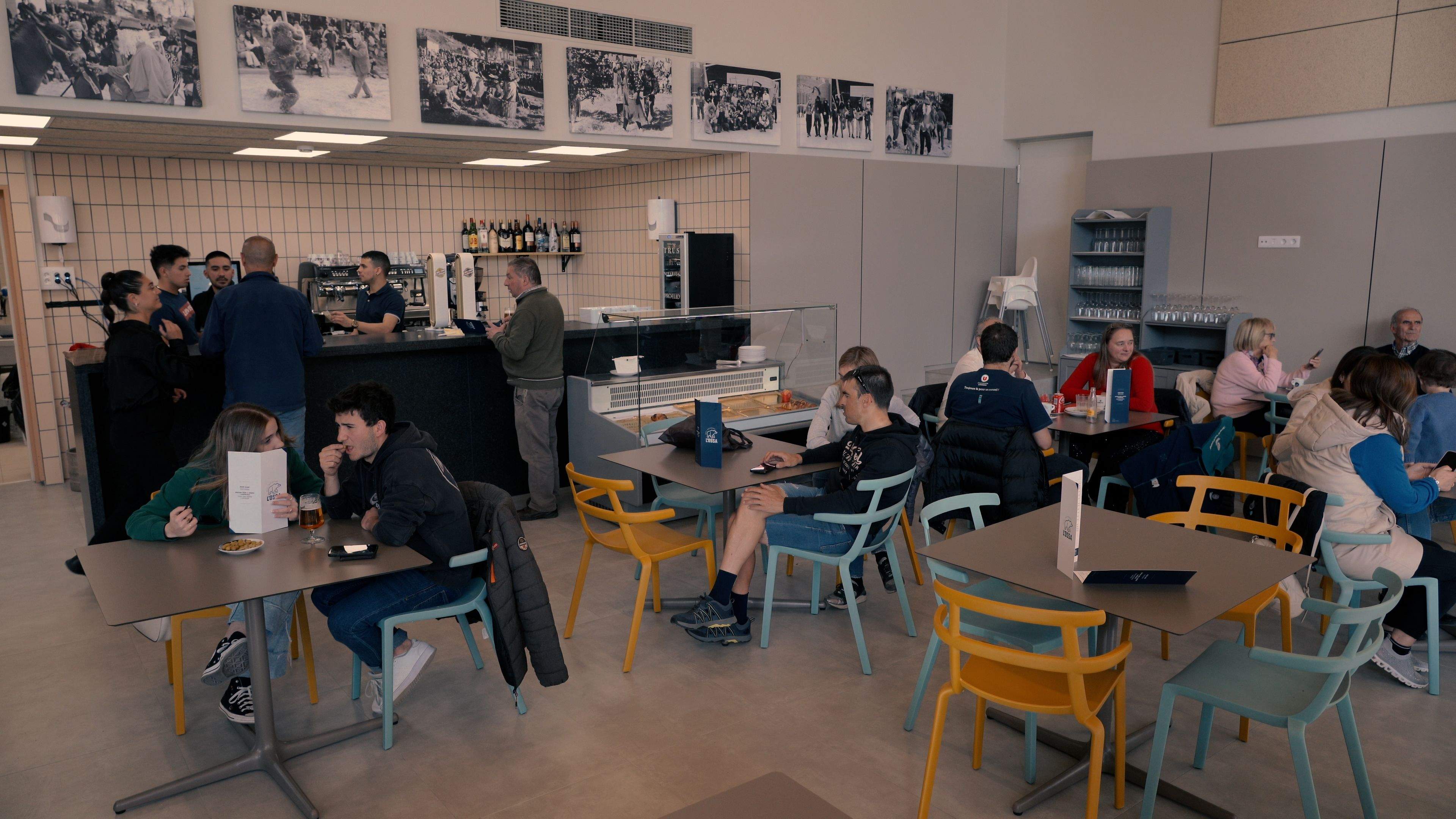 El bar, amb fotos històriques del ball de l'ossa. El bar, amb fotos històriques del ball de l'ossa.