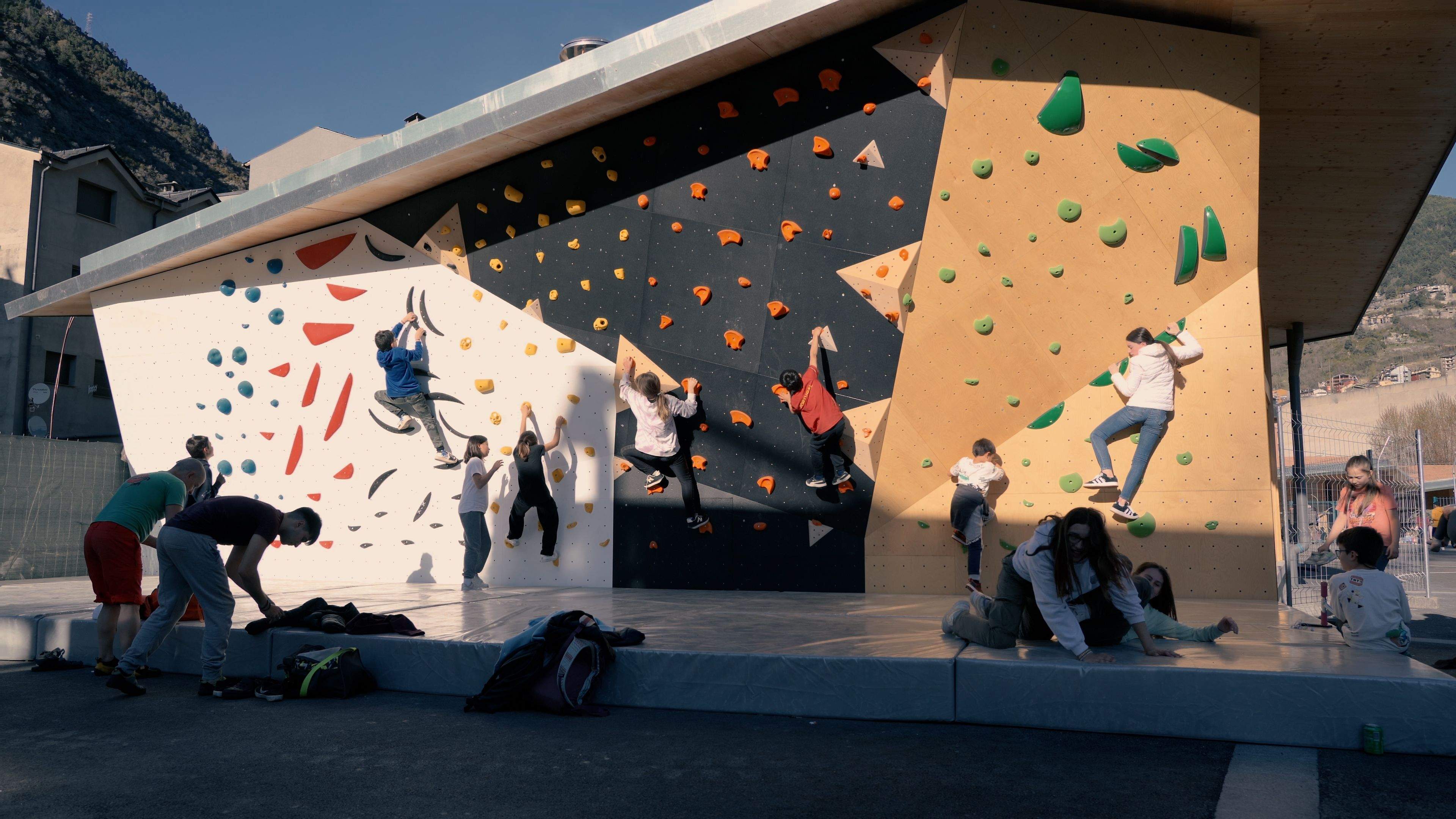 El mur d'escalada. El mur d'escalada.