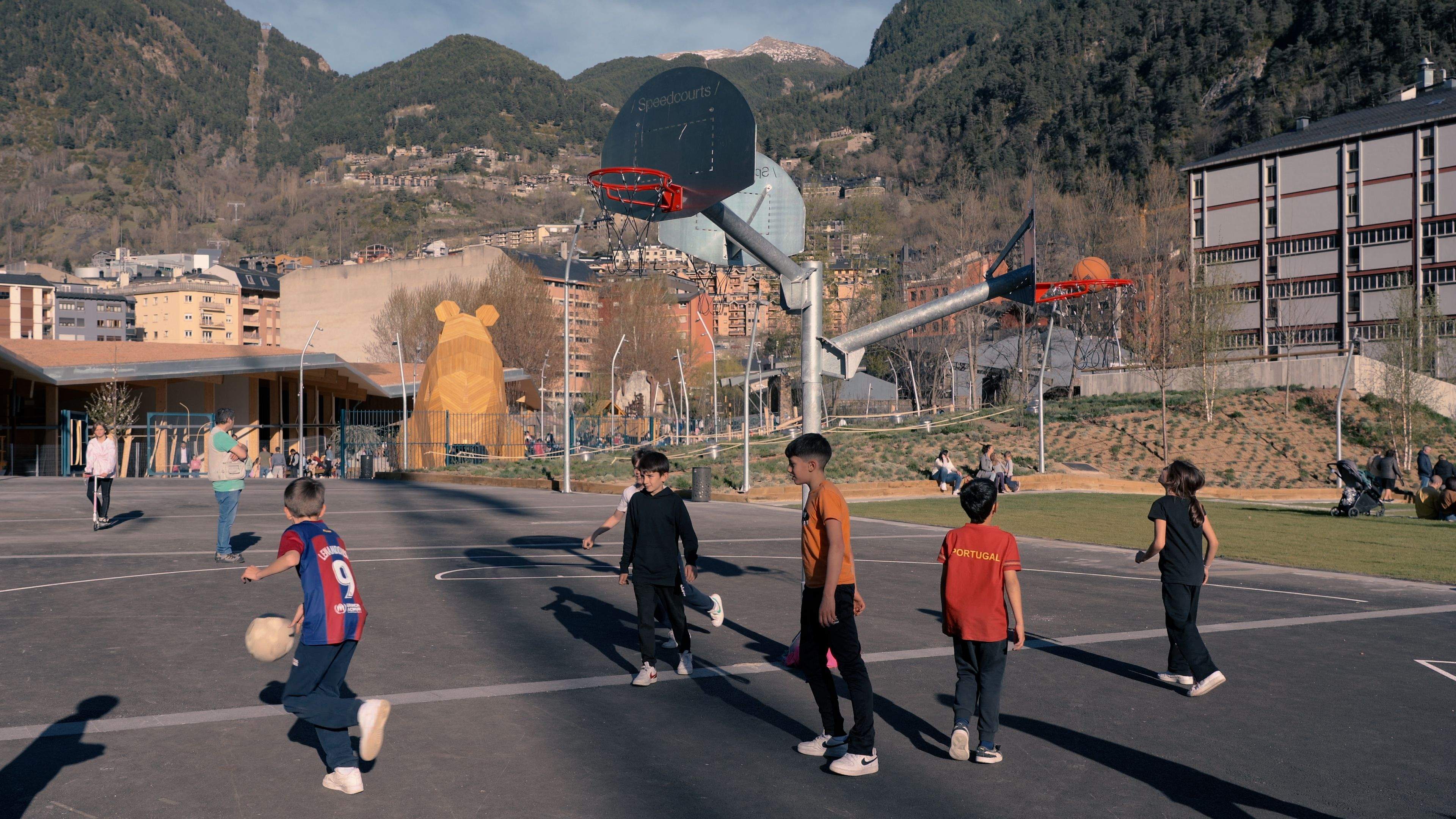 Infants a les pistes de bàsquet. Infants a les pistes de bàsquet.