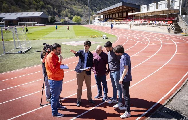 González, explicant als periodistes les reformes que es duran a terme. 