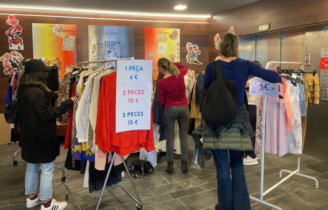 La majoria d'estands, en aquest cas de les Fontetes, feien ofertes amb els seus articles. La majoria d'estands, en aquest cas de les Fontetes, feien ofertes amb els seus articles.