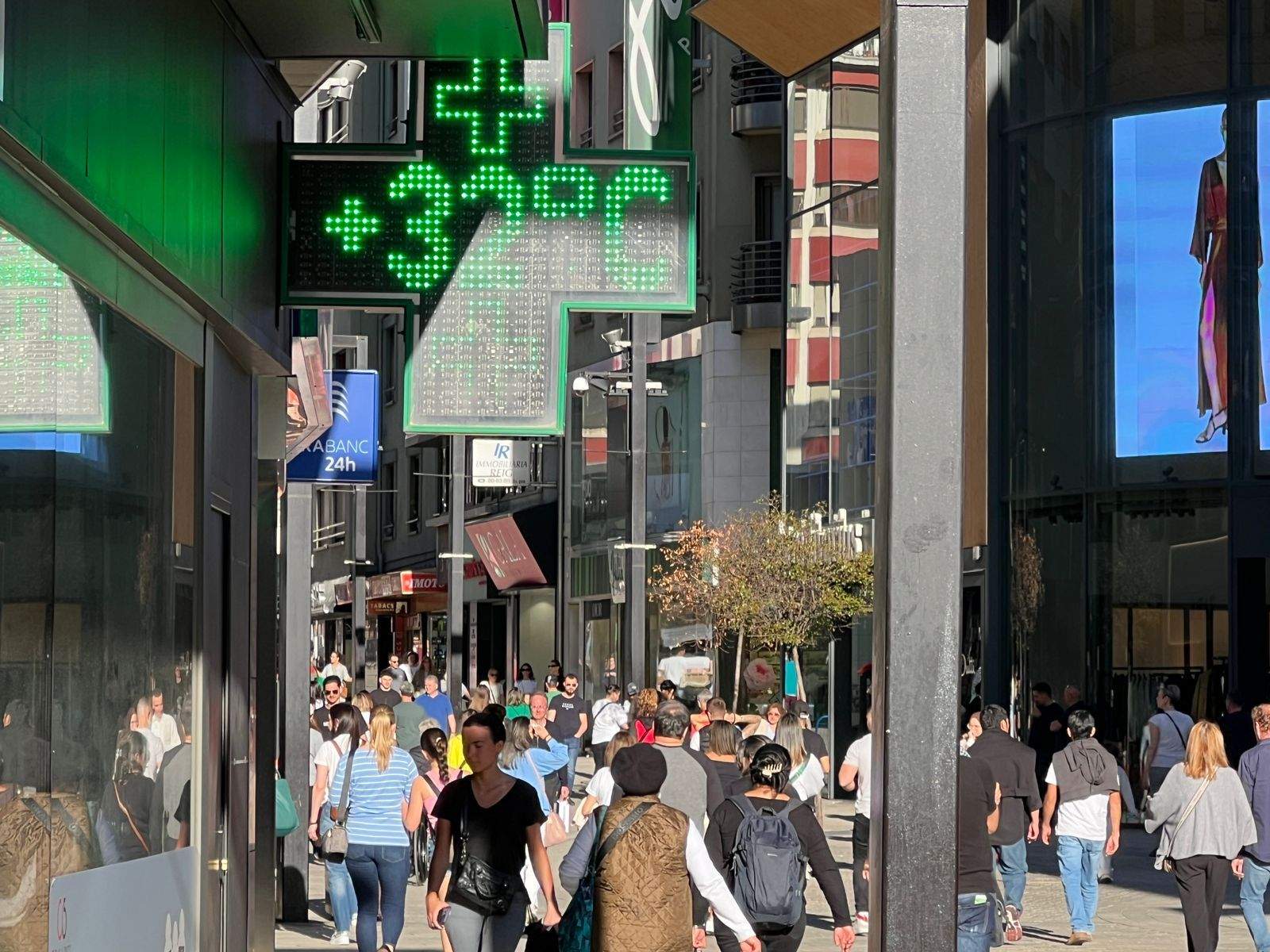 Aquest dissabte a la tarda, algun termòmetre on tocava el sol marcava més de 30 graus.
