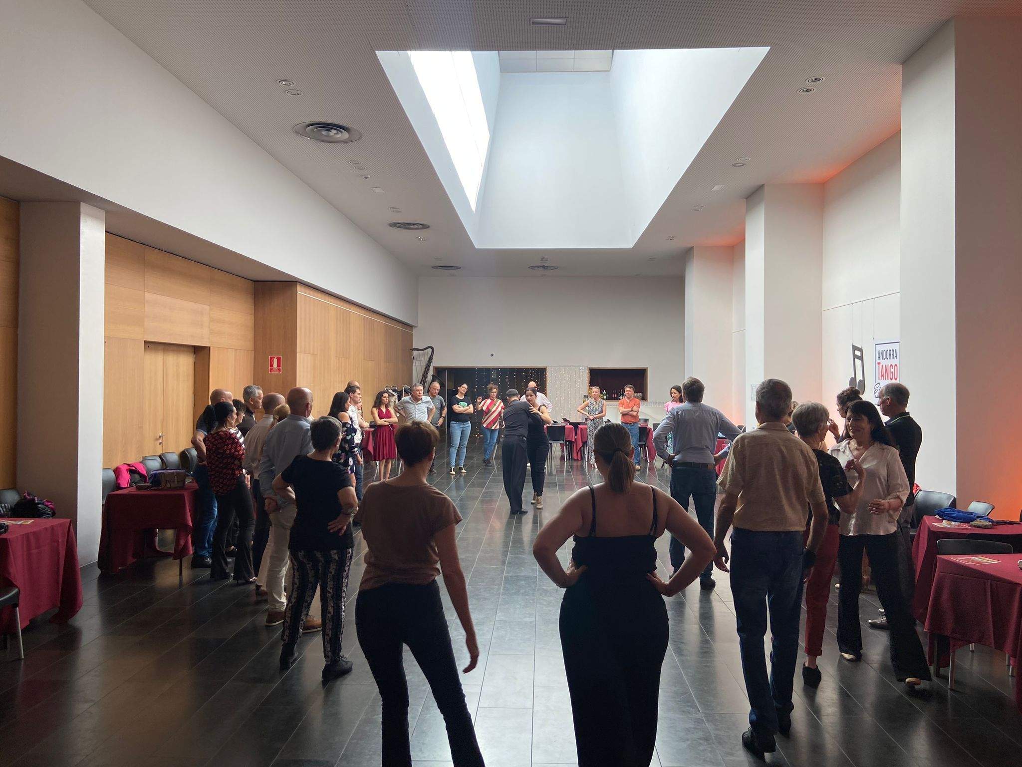 L'alumnat de l'Andorra Tango Experience, escoltant els consells dels professors Fausto Carpio i Stephanie Fesneau. La portaveu del Sindicat, Rebeca Bonache.