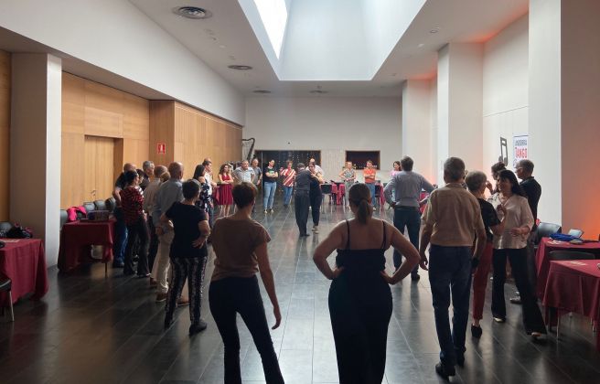 L'alumnat de l'Andorra Tango Experience, escoltant els consells dels professors Fausto Carpio i Stephanie Fesneau. L'alumnat de l'Andorra Tango Experience, escoltant els consells dels professors Fausto Carpio i Stephanie Fesneau.