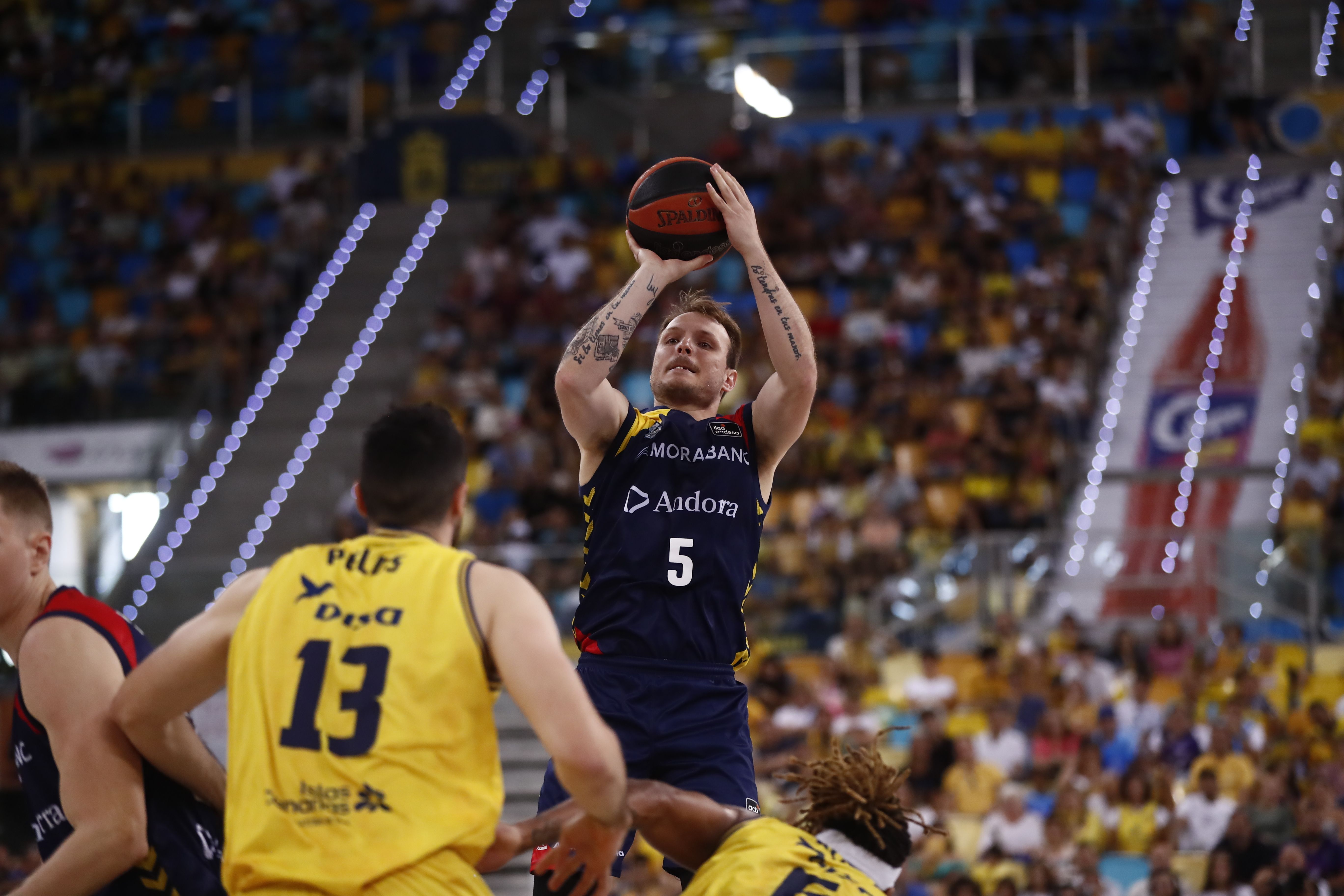 Rafa Luz llança a cistella. Rafa Luz llança a cistella.