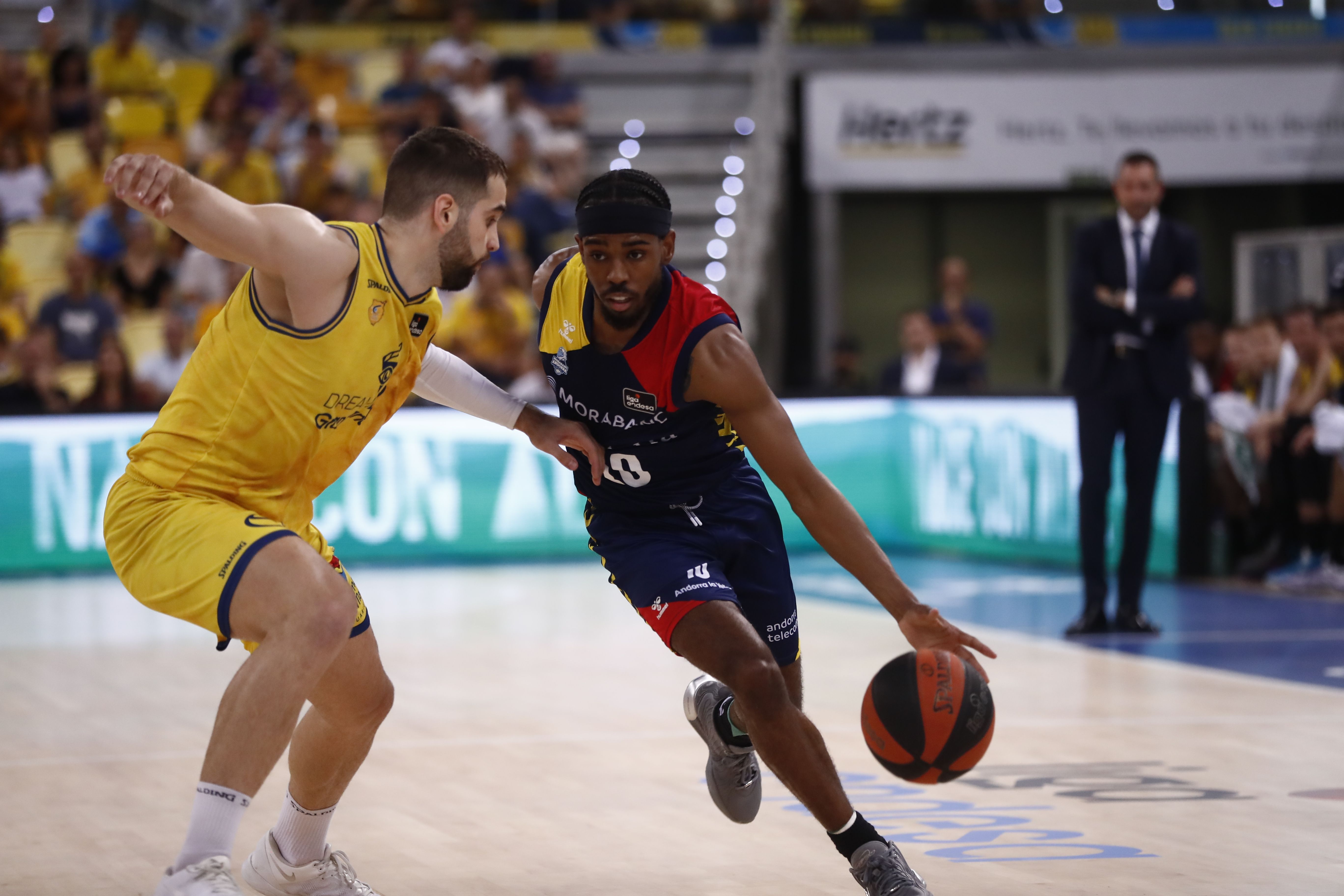 Harding intenta desfer-se d'un rival. Harding intenta desfer-se d'un rival.