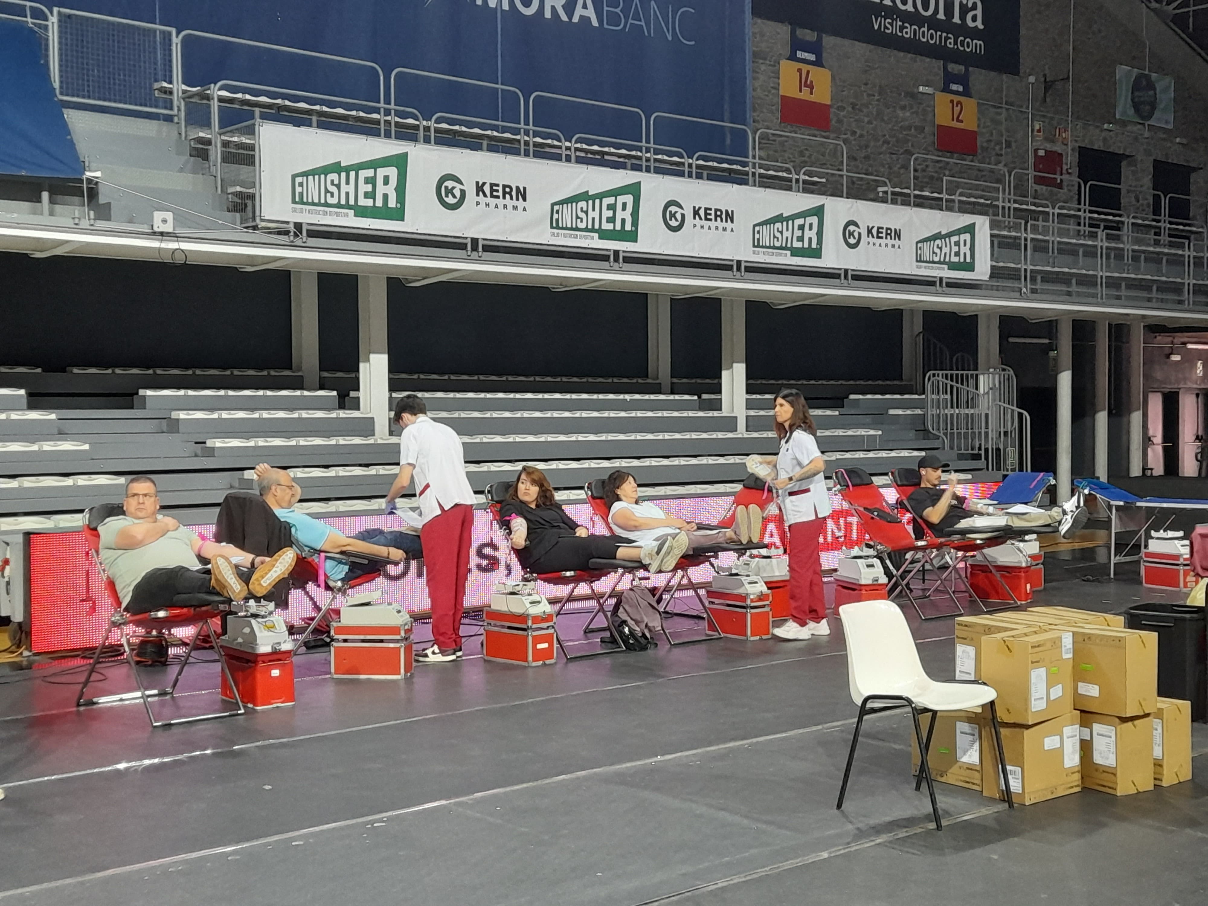 Els primers donants de sang al poliesportiu.