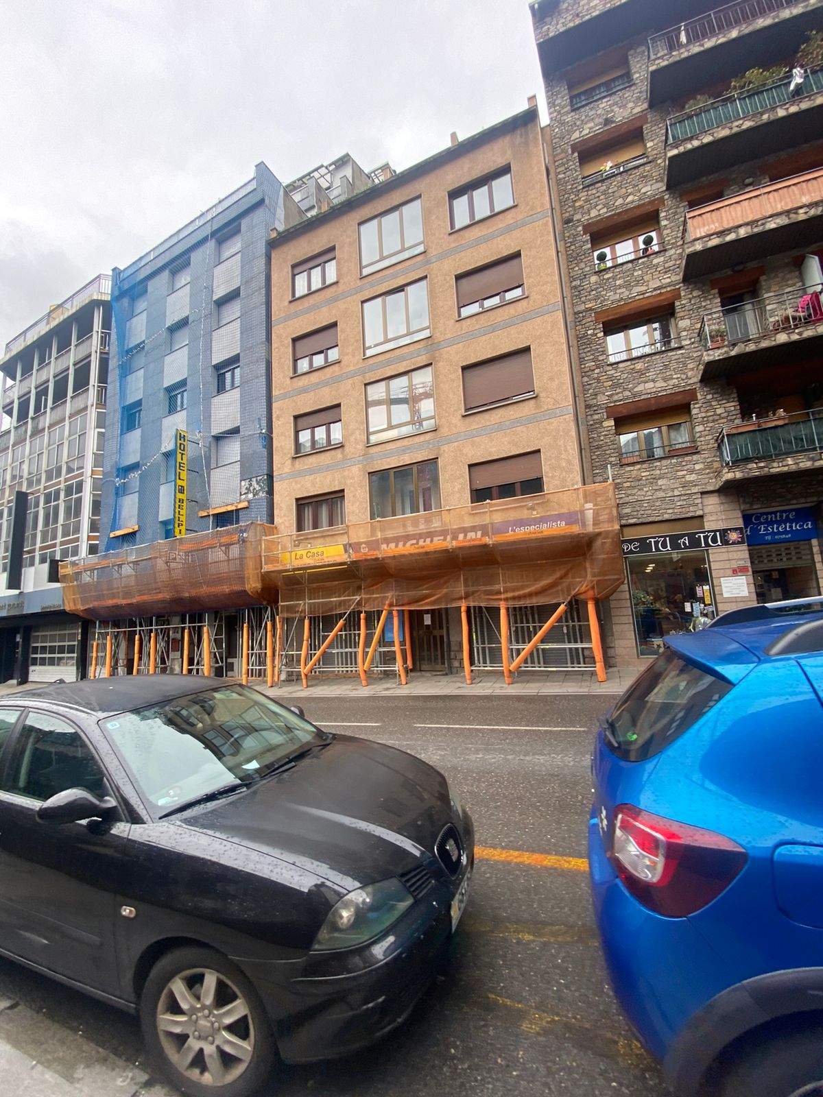 L'edifici afectat per les esquerdes.