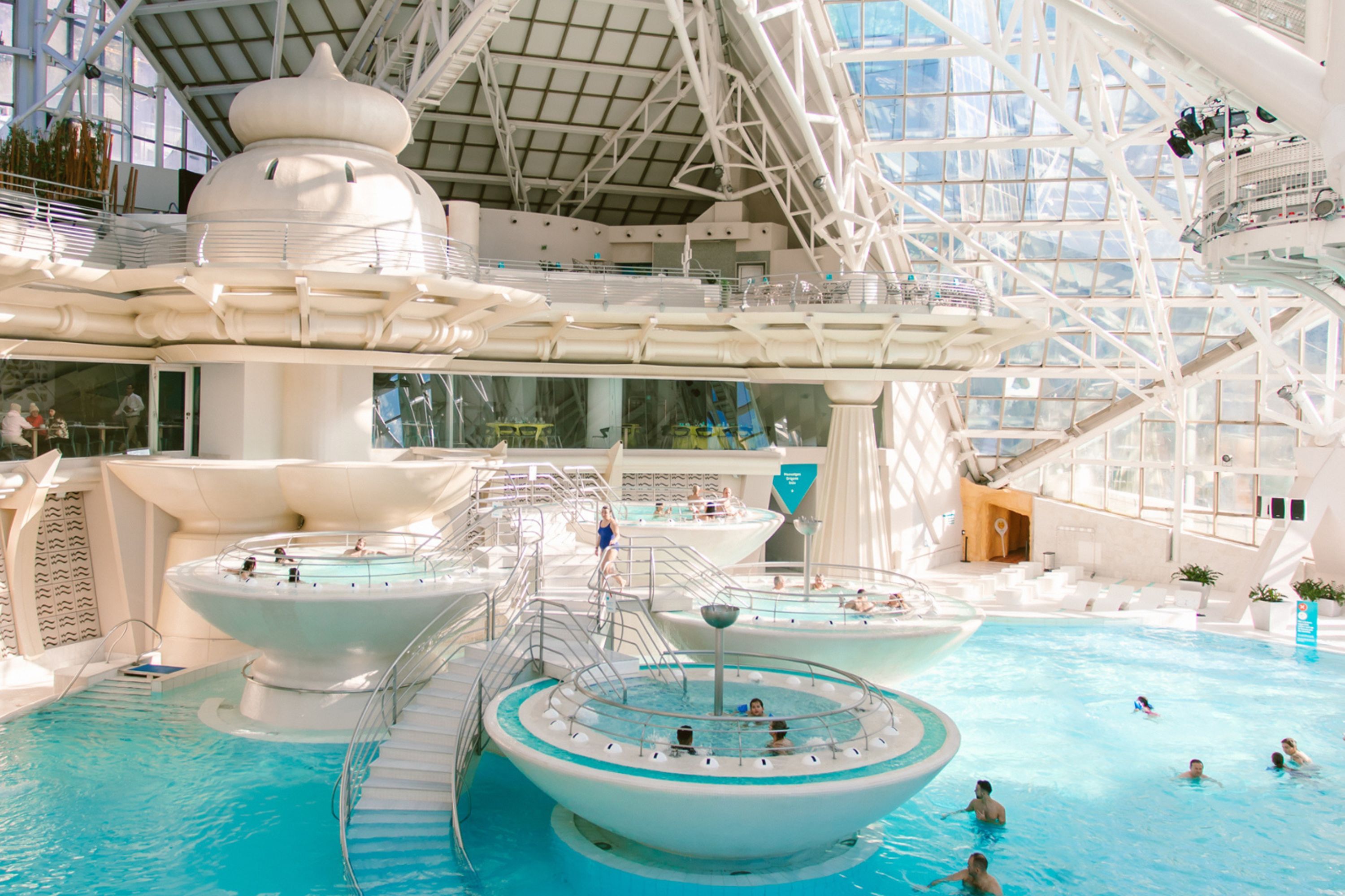 Usuaris a la llacuna central de Caldea.