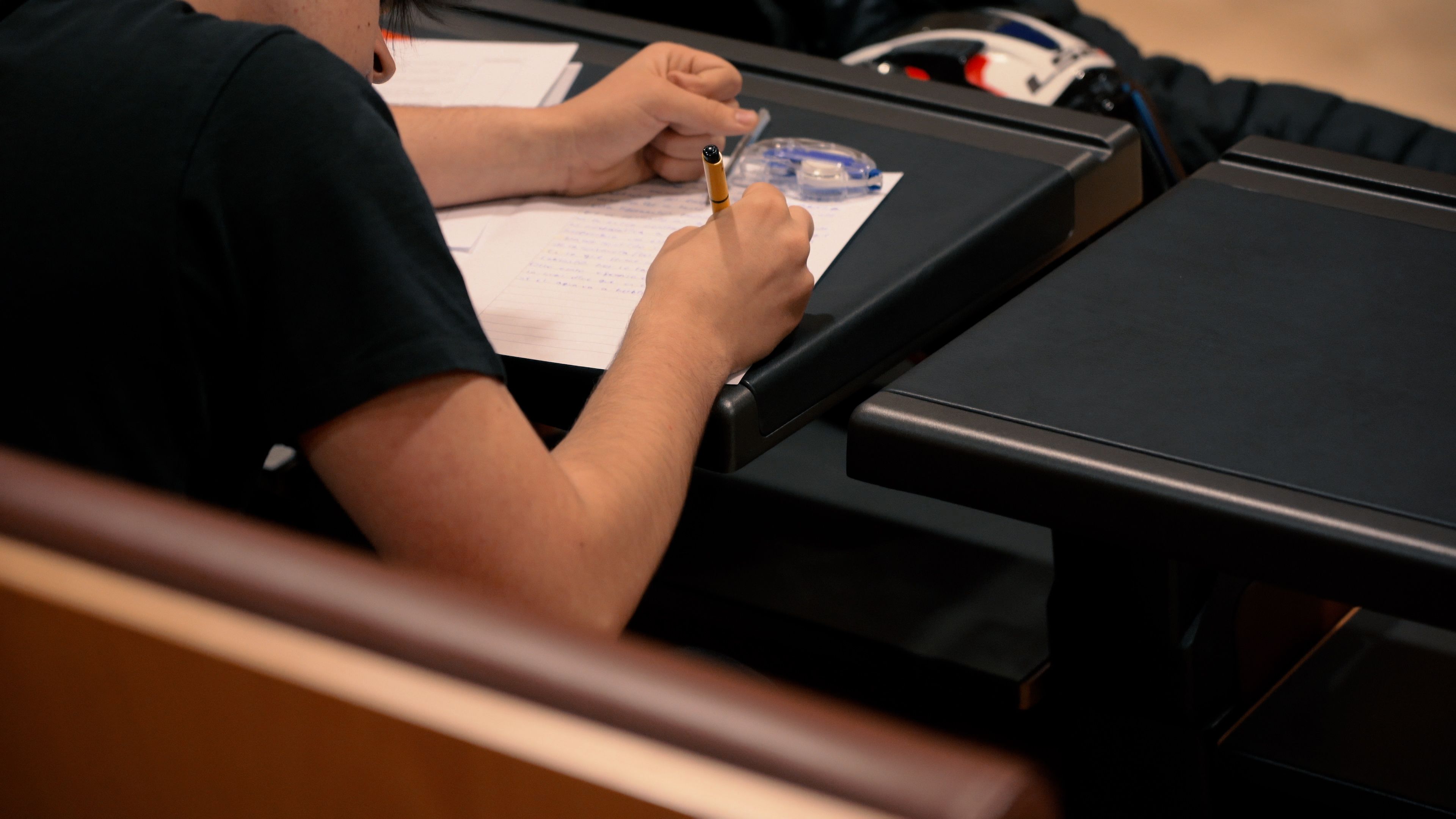 Alumne durant l'examen de filosofia, celebrat aquest dimarts al Centre de Congressos