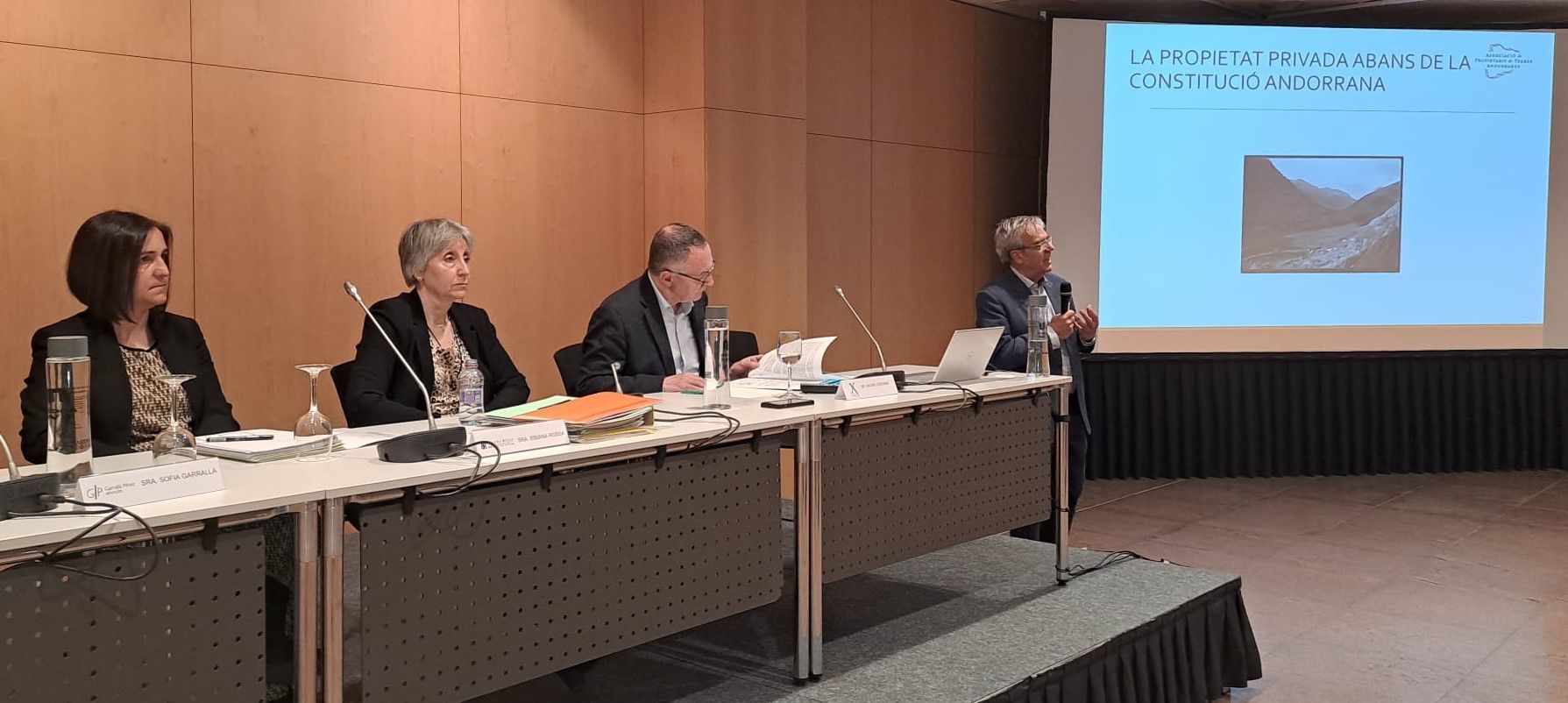 Duró, durant la seva intervenció, escoltat pels tres advocats.