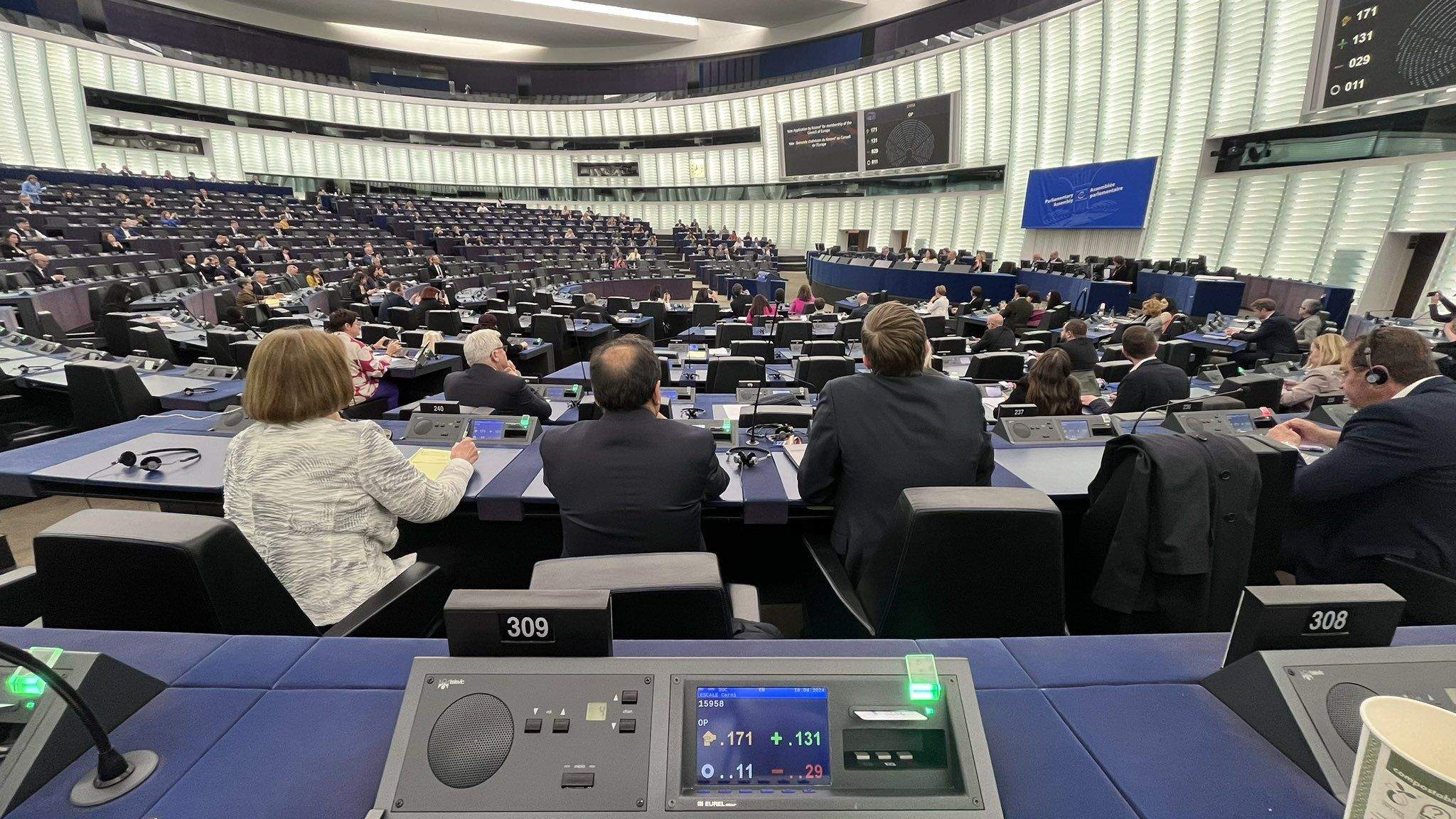Una vista de l'assemblea amb el resultat en primer terme des de l'escó de Cerni Escalé.