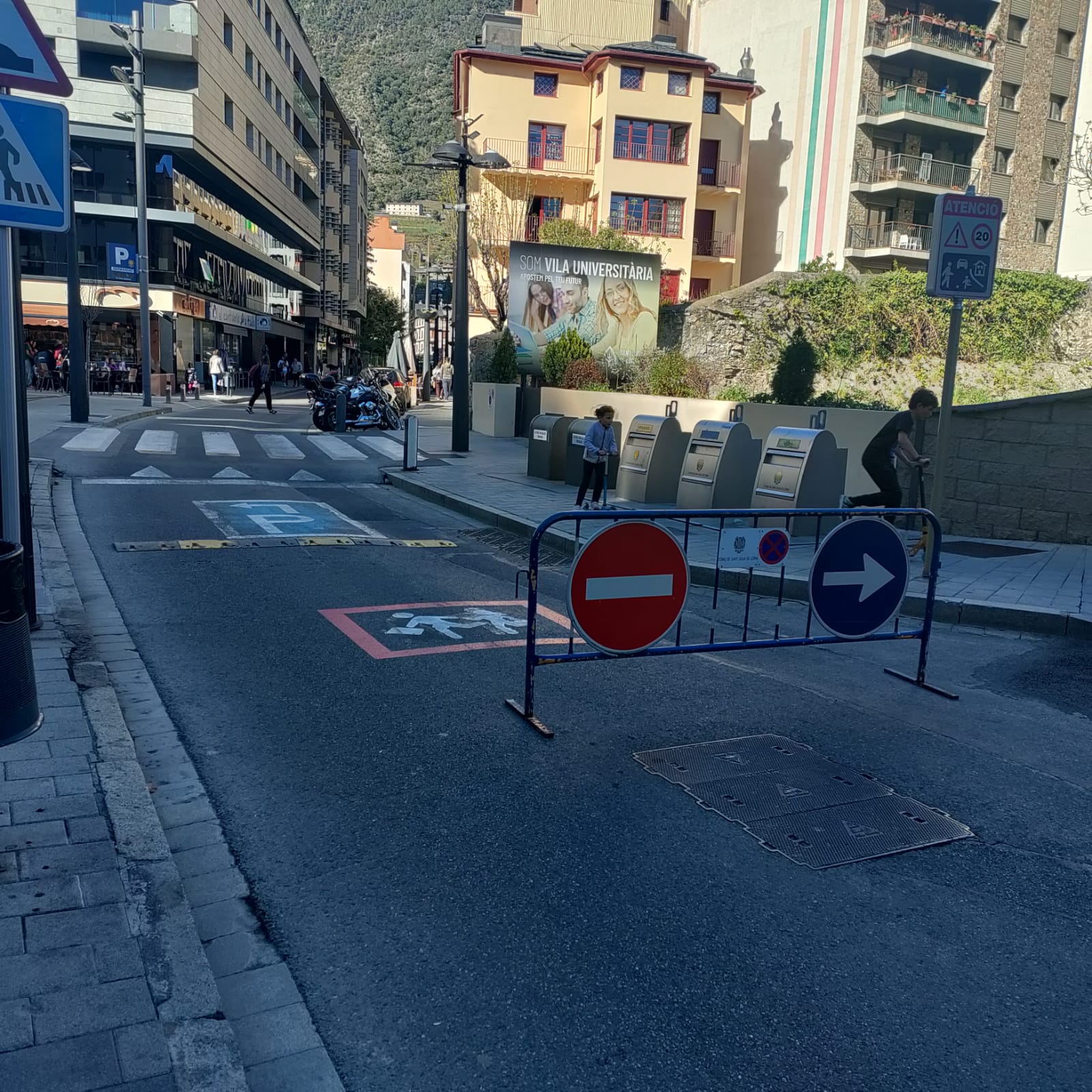 Una tanca barra el pas a l'avinguda Verge de Canòlich aquest dimecres.