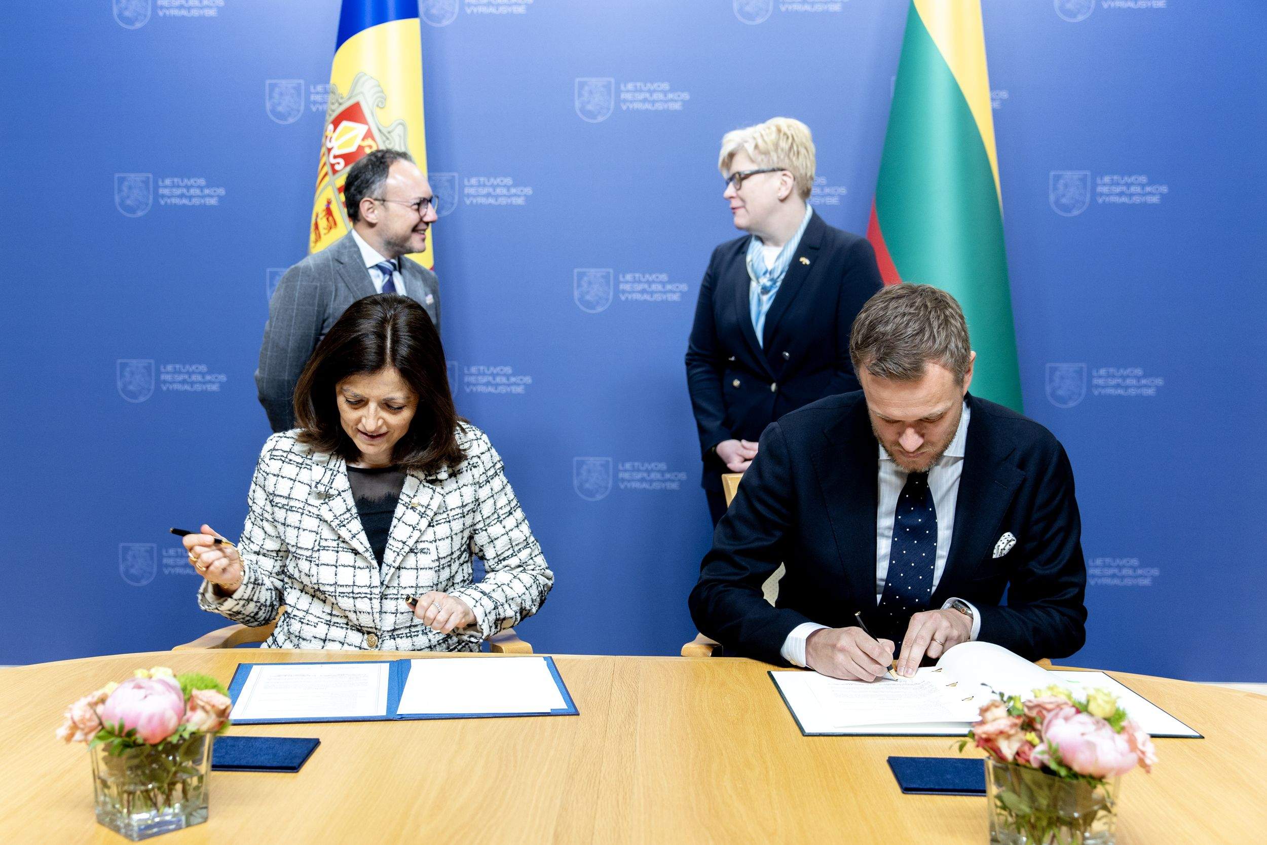 Moment de la firma del CDI amb Lituània.