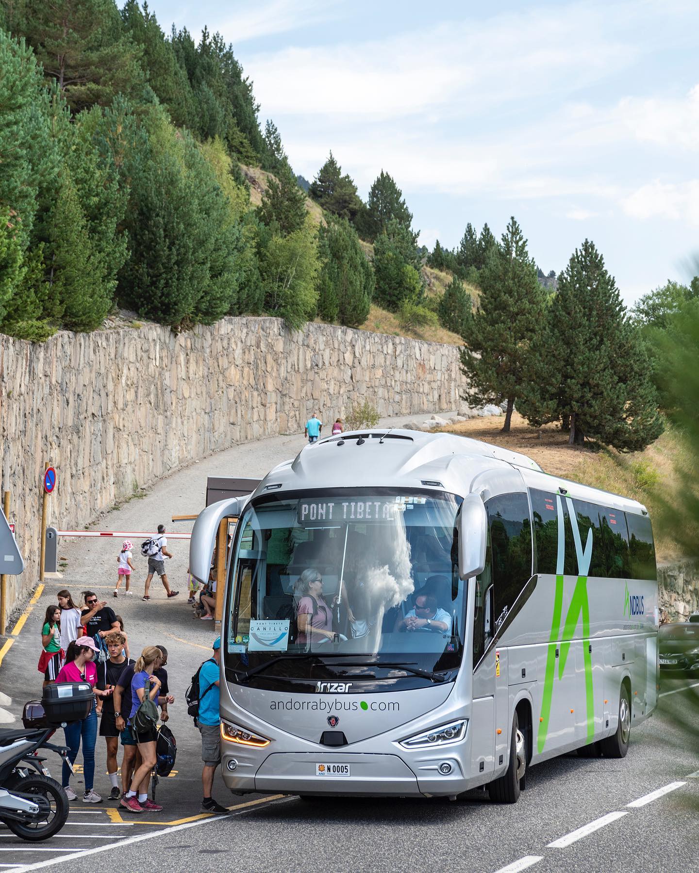 Un dels autobusos que fa el servei al pont tibetà de Canillo.
