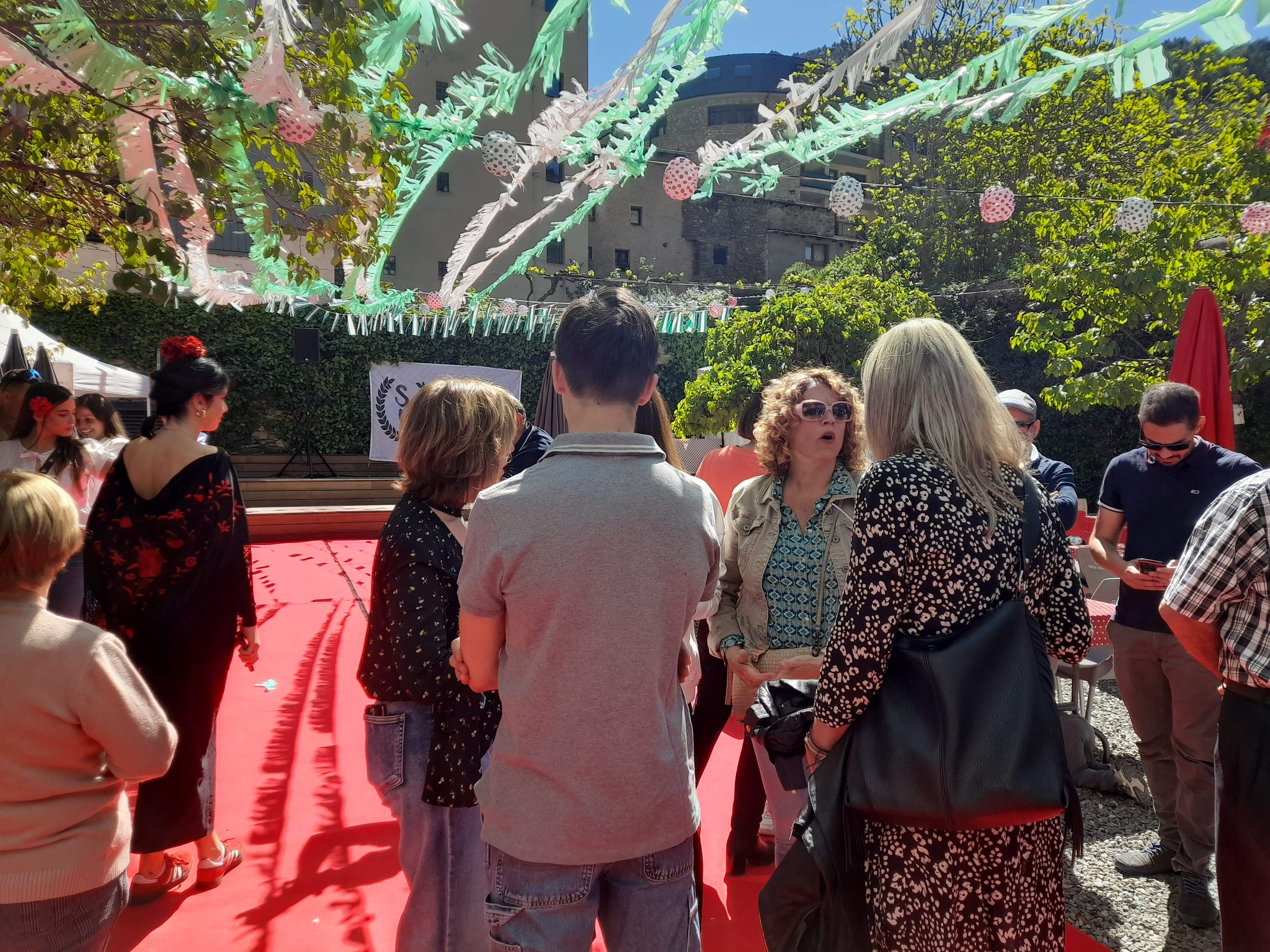 La consellera de Cultura de Sant Julià, Teresa Areny, no s'ha volgut perdre la Fira d'Abril. La consellera de Cultura de Sant Julià, Teresa Areny, no s'ha volgut perdre la Fira d'Abril.