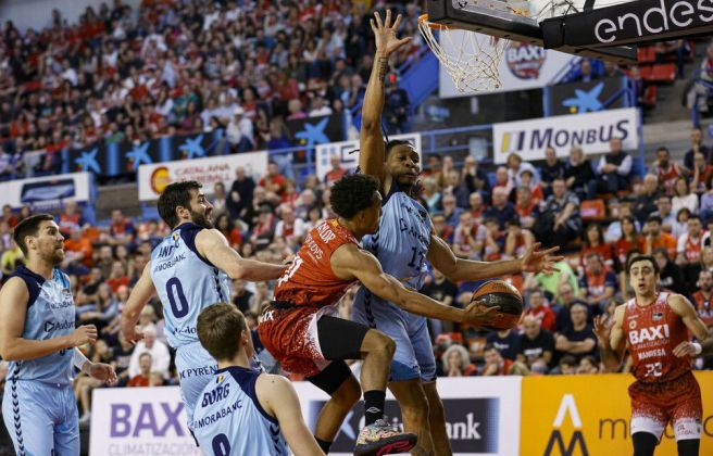 La defensa dels de Lezkano ha millorat després del temps mort del primer temps. La defensa dels de Lezkano ha millorat després del temps mort del primer temps.