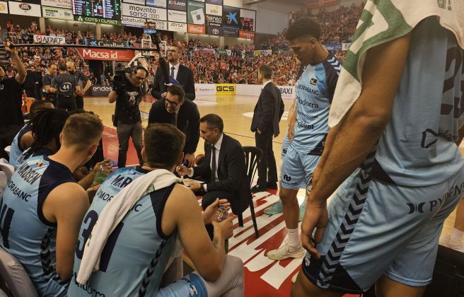 Natxo Lezkano, donant instruccions en un temps mort. Natxo Lezkano, donant instruccions en un temps mort.