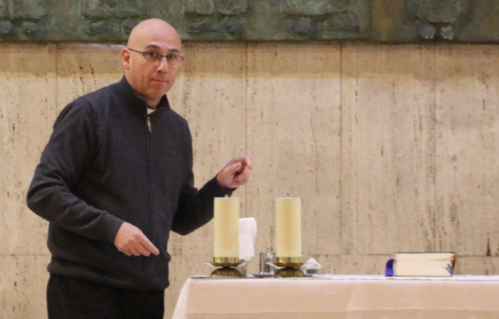 Mossèn Cristián preparant la missa al Fener.