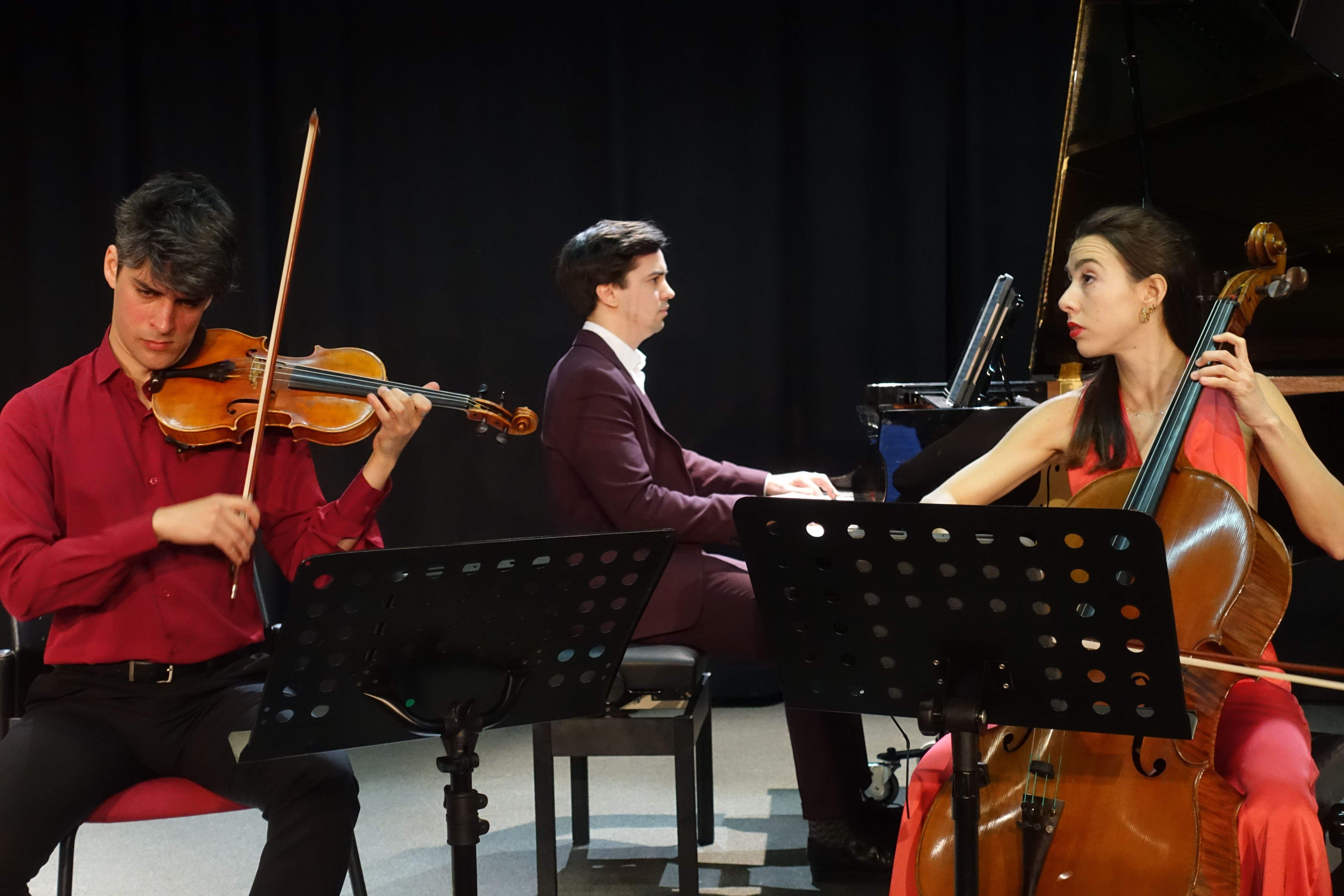 Els integrants del trio Jakob, durant la seva interpretació. Els integrants del trio Jakob, durant la seva interpretació.