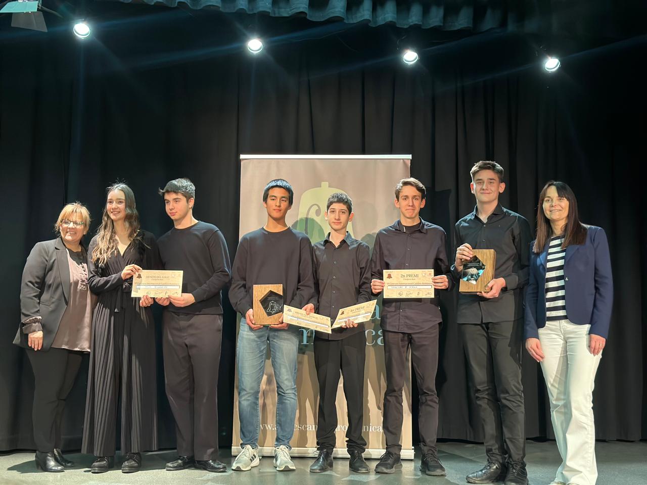 Foto de família dels guanyadors de la categoria base. Foto de família dels guanyadors de la categoria base.