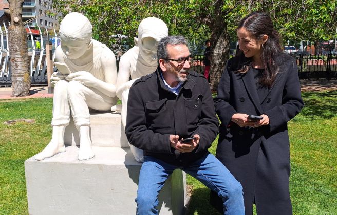 Calvente i Losada, amb els seus mòbils, al costat de l'escultura.