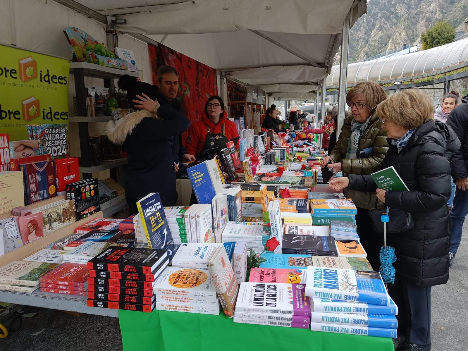 Parada de llibres a la plaça del Poble d'Andorra la Vella.