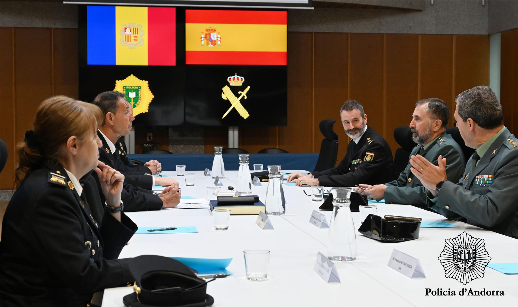 Un instant de la reunió de la cupula policial amb el cap de la Guàrdia Civil a Catalunya.