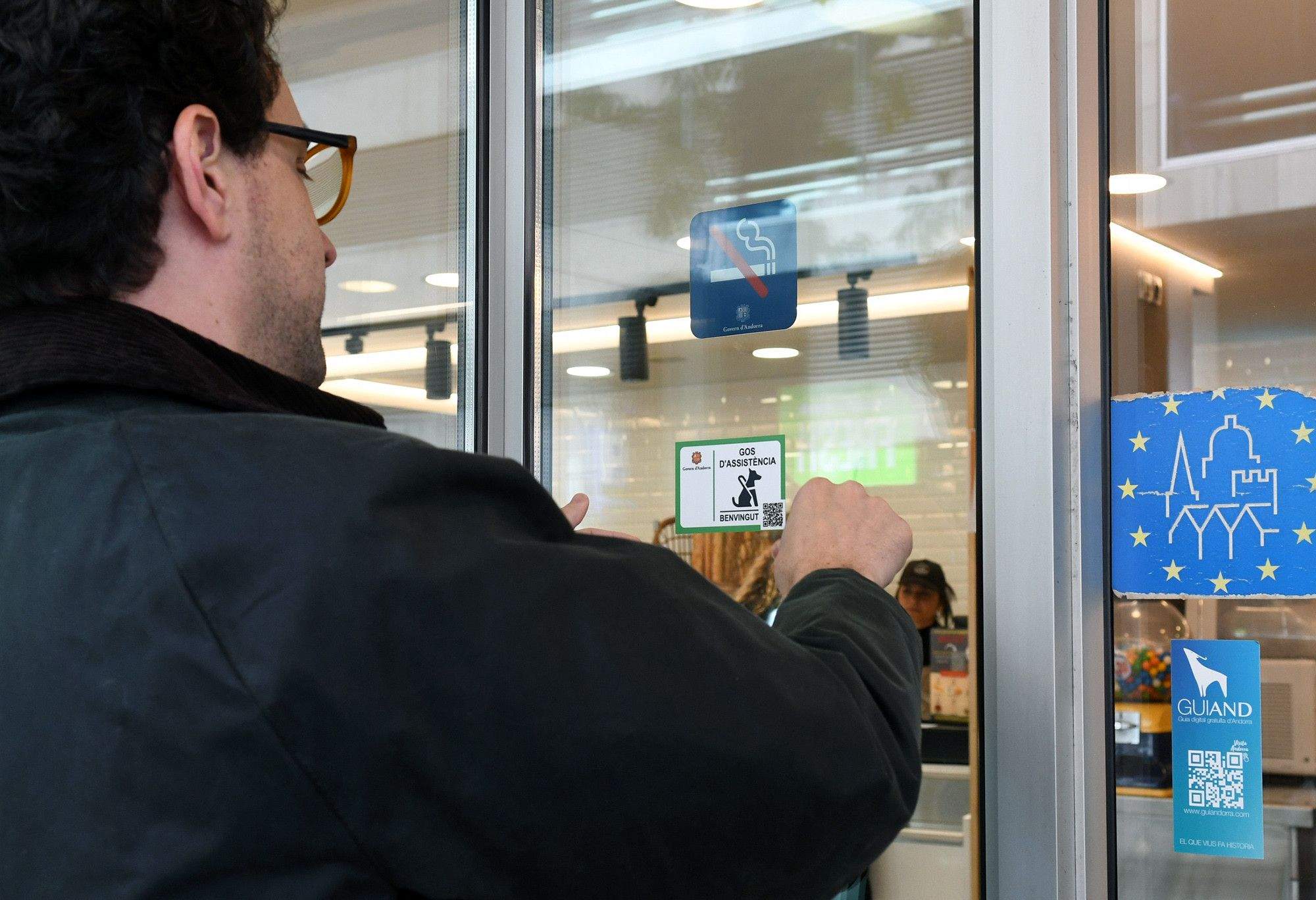 Guillem Casal col·locant un dels adhesius de la campanya.