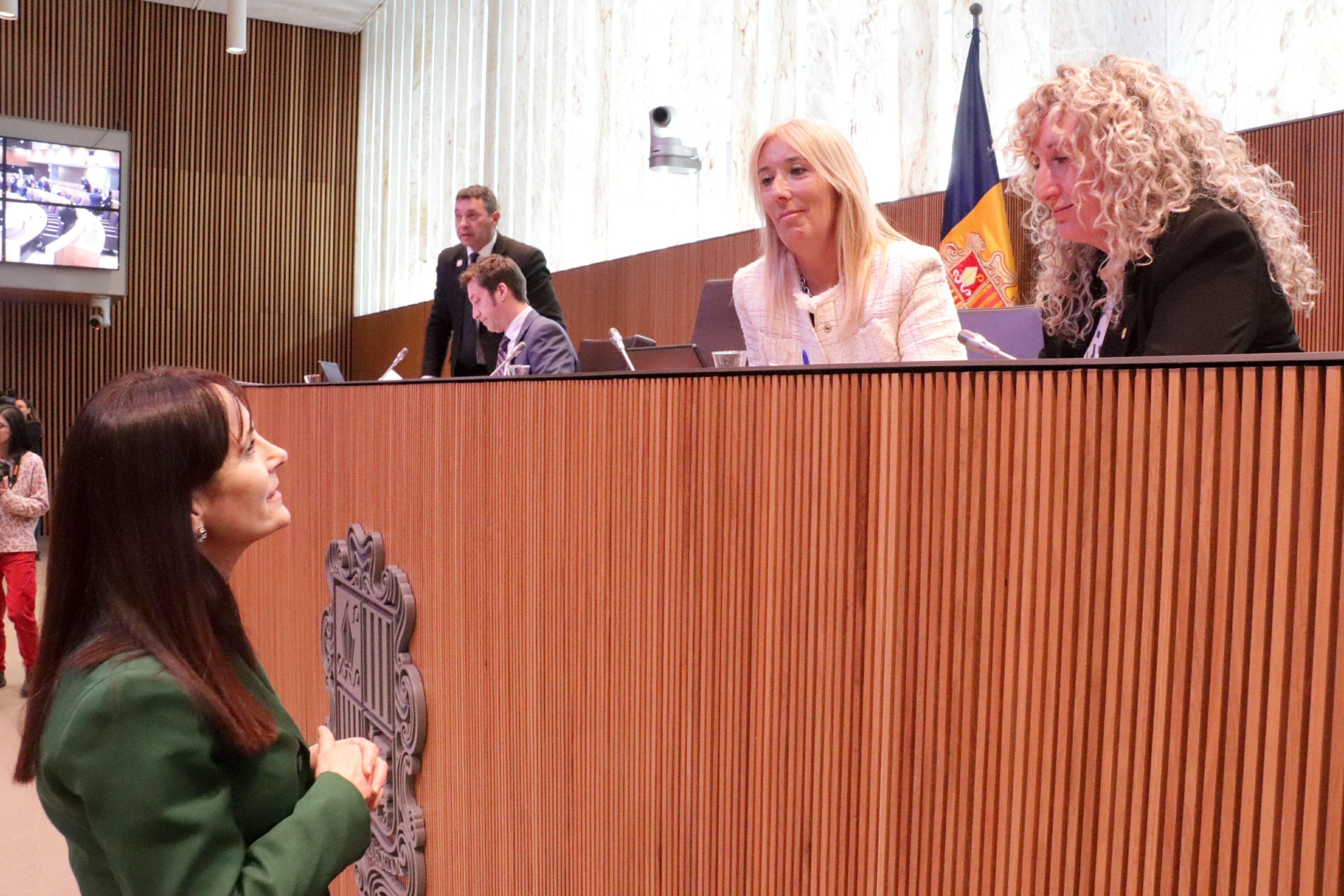 La ministra Bonell parla abans de la sessió amb Sandra Codina i Carolina Puig.