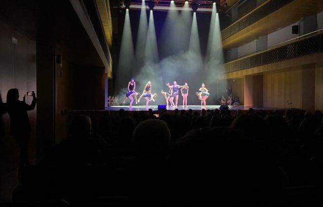 Les gimnastes del Serradells han inaugurat l'acte de commemoració. 