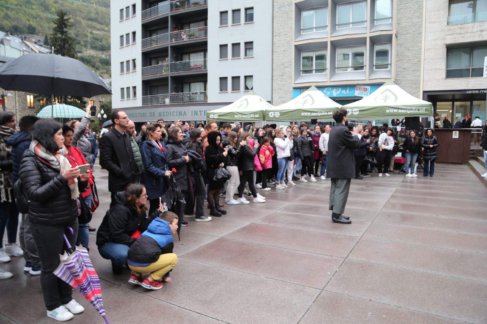 Assistents a l'acte que s'ha fet a la plaça Germandat.