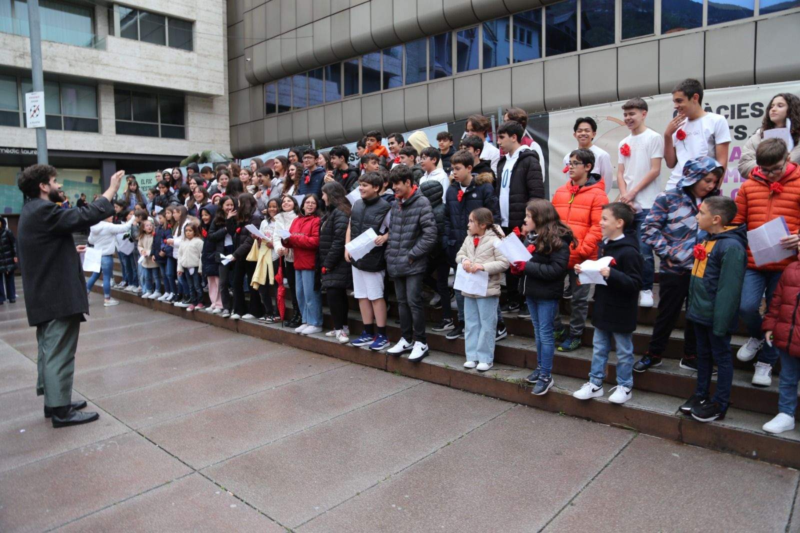 Cantant l'himne de Portugal.