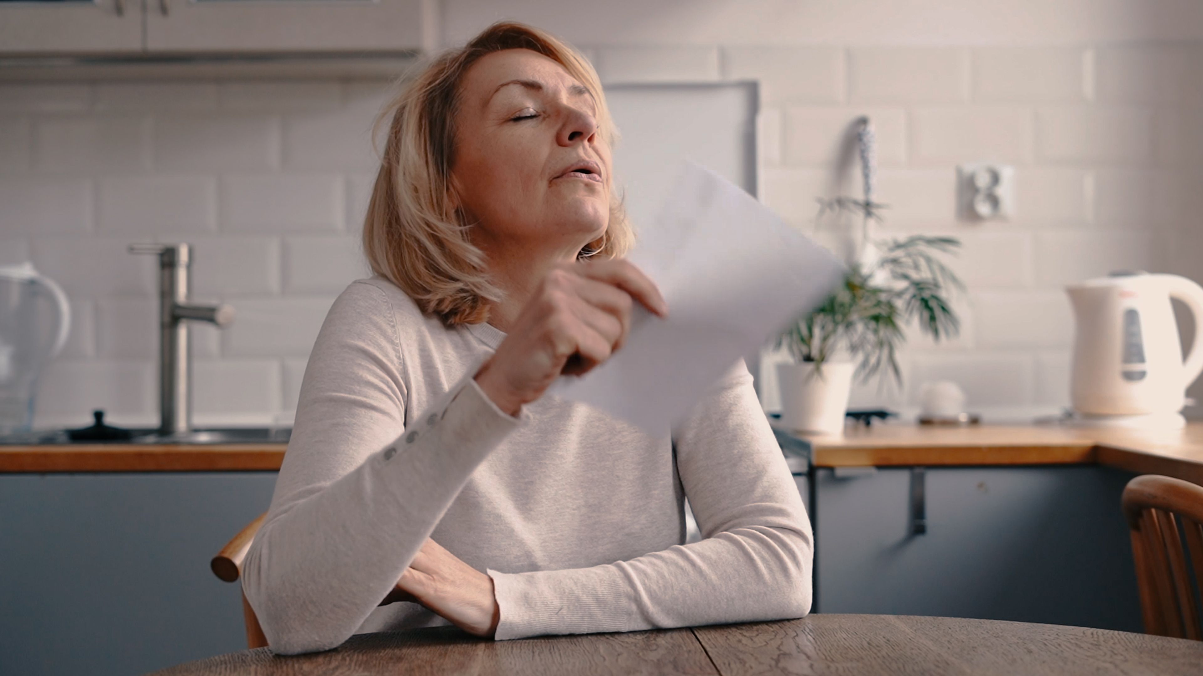 Dona amb un fogot durant la menopausa