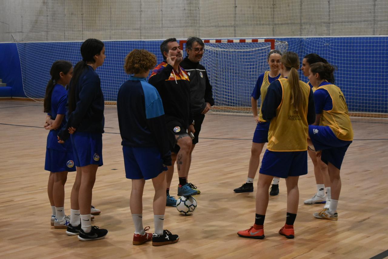 Les jugadores de l'Enfaf, atentes a les instruccions. 