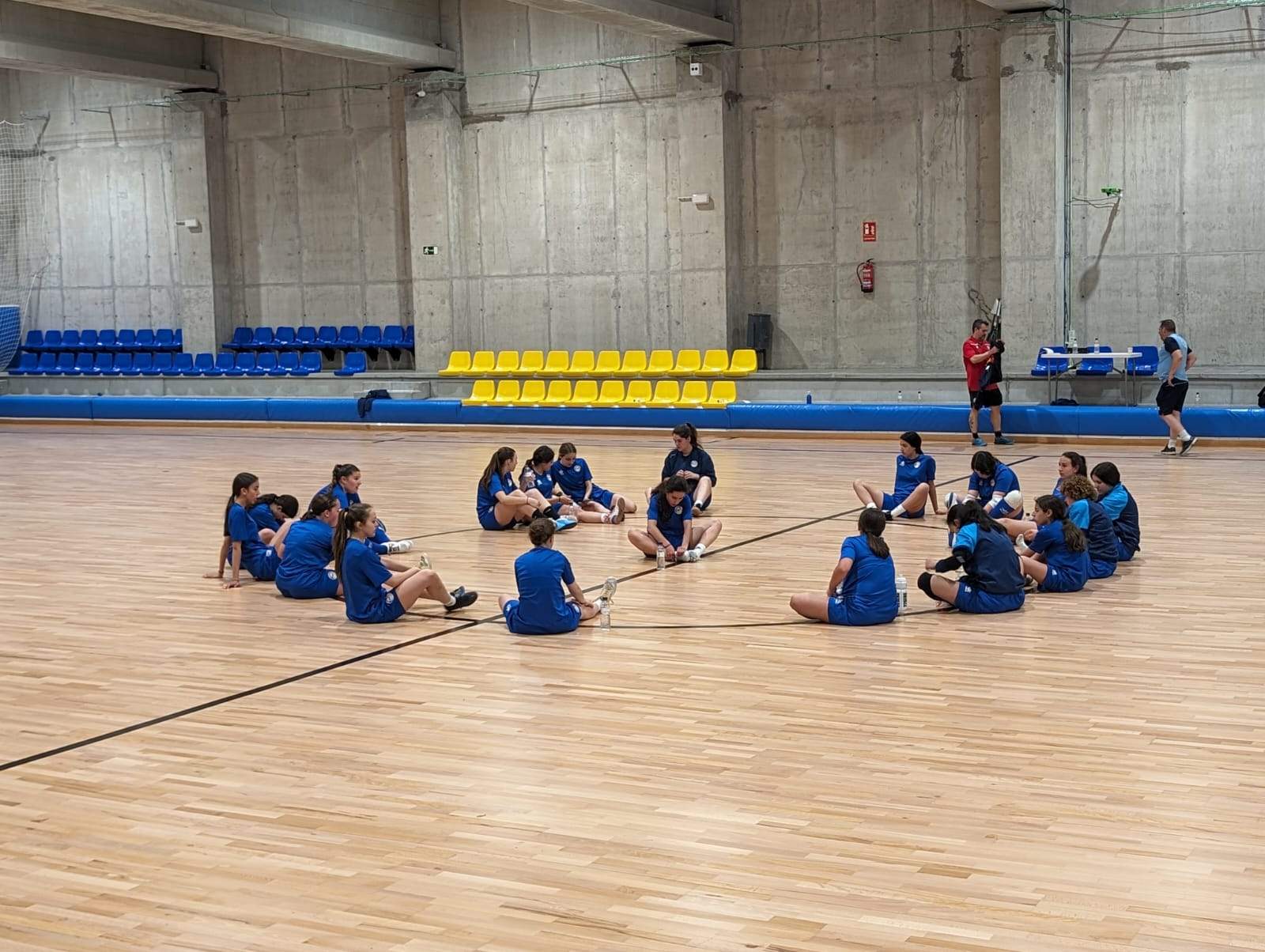 Estiraments finals després del primer entrenament.