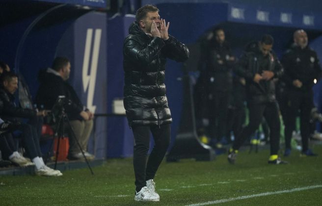 La pluja no ha estat impediment perquè Ferran Costa seguís el partit activament des de la zona tècnica. La pluja no ha estat impediment perquè Ferran Costa seguís el partit activament des de la zona tècnica.