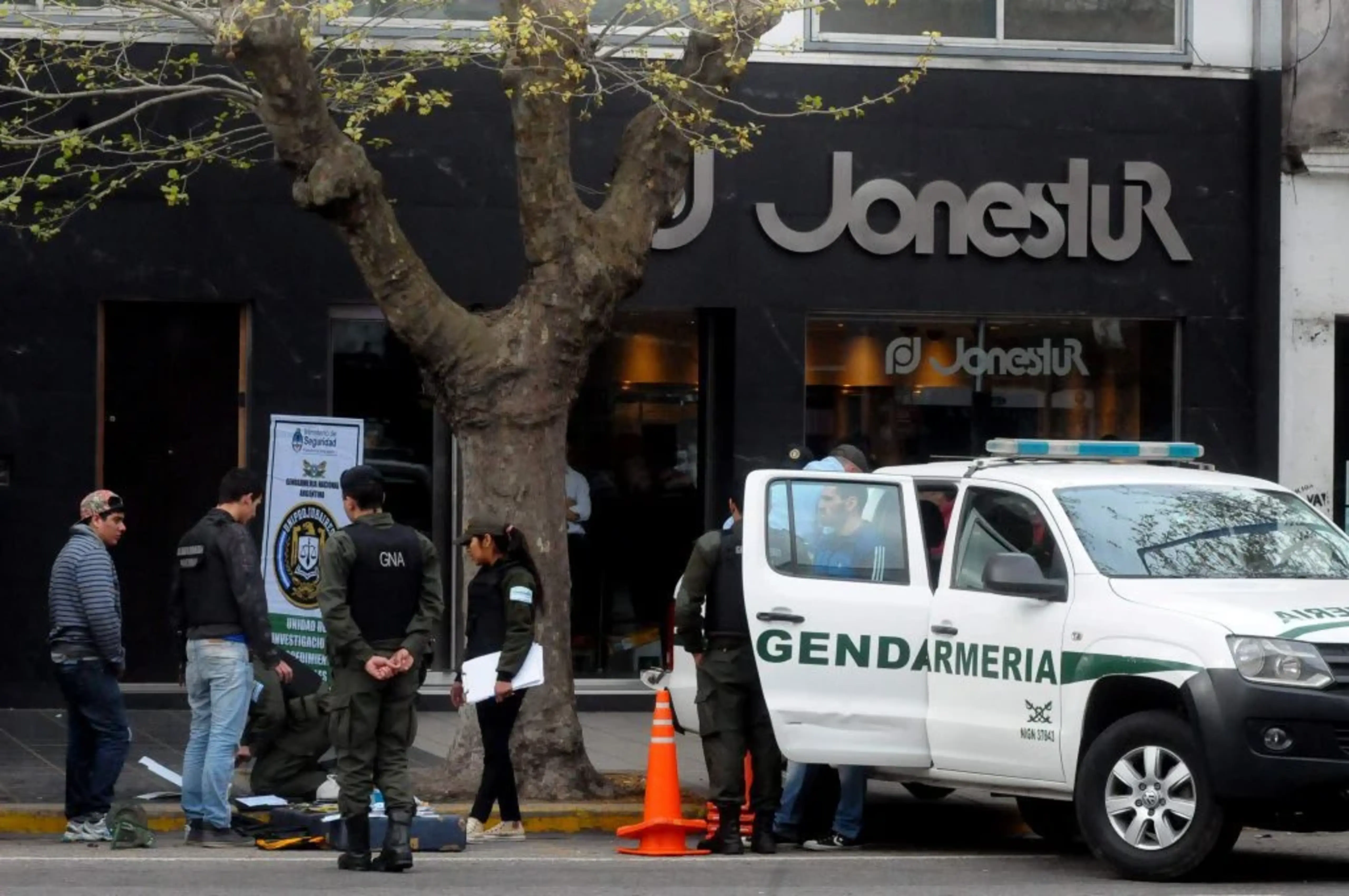 Policia a la porta d'una de les oficines de Jonestur.