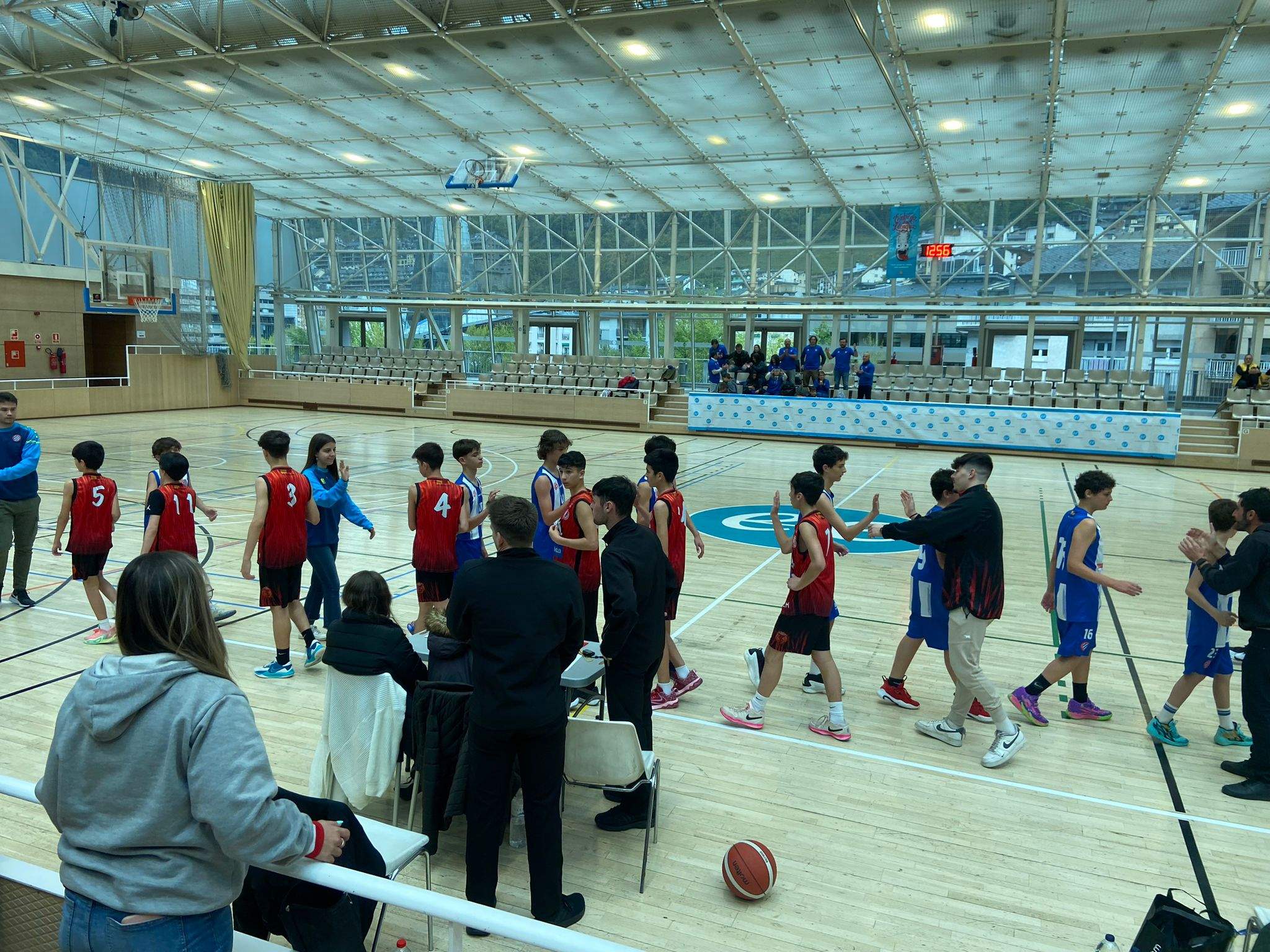 Imatges del final del partit entre Corazonistas i Tecla Sala de l'Hospitalet.