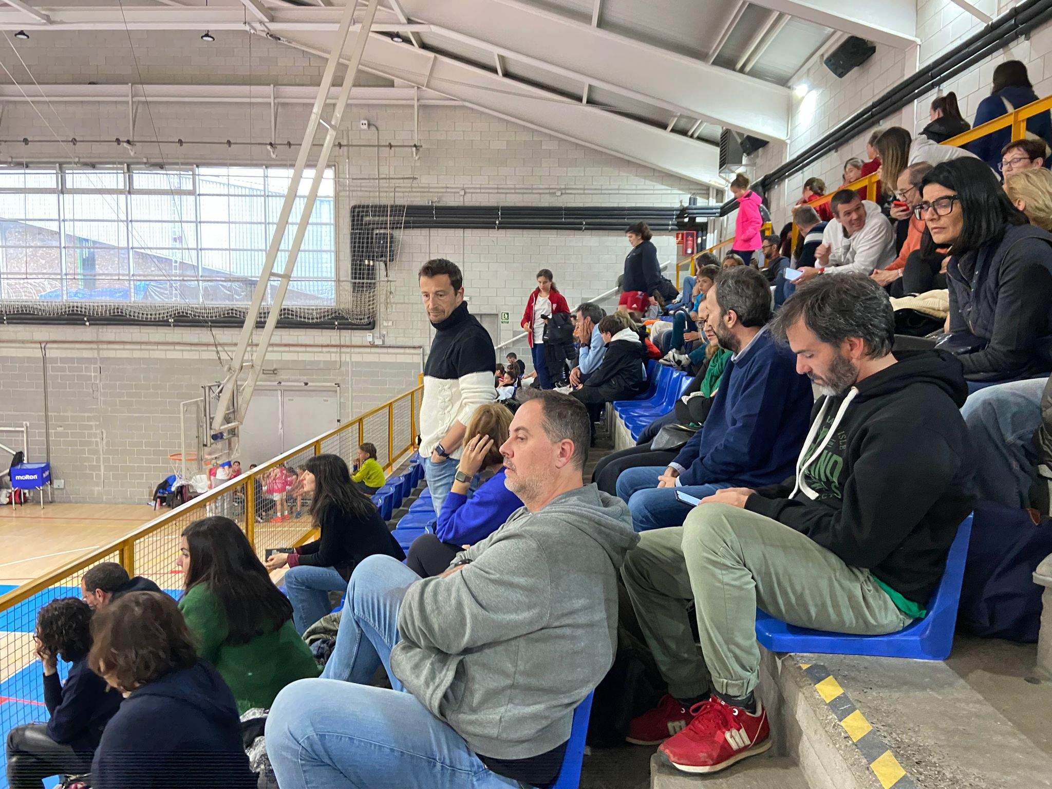 Familiars i amics donant suport als més petits des de les graderies.