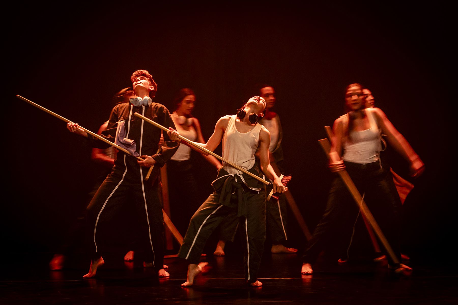 El Teatre Comunal ha acollit la tercera obra de la ‘Temporada de Teatre’ amb el muntatge de dansa contemporània ‘Somiatruites’,  de la Jove Companyia Nacional d’Andorra.