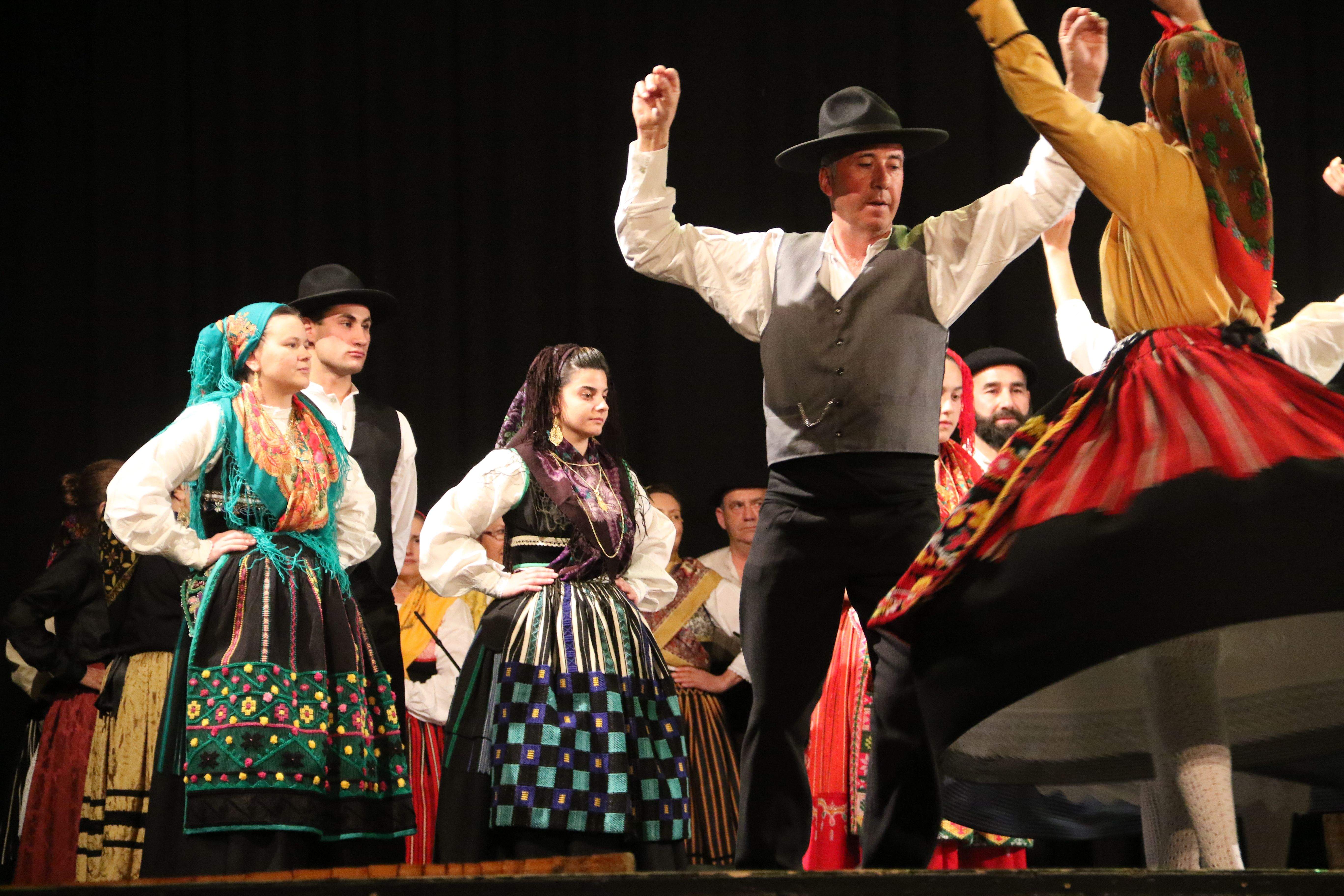 El Grup de Folklore Casa de Portugal va fer pujar una cinquantena de persones a l'escenari.