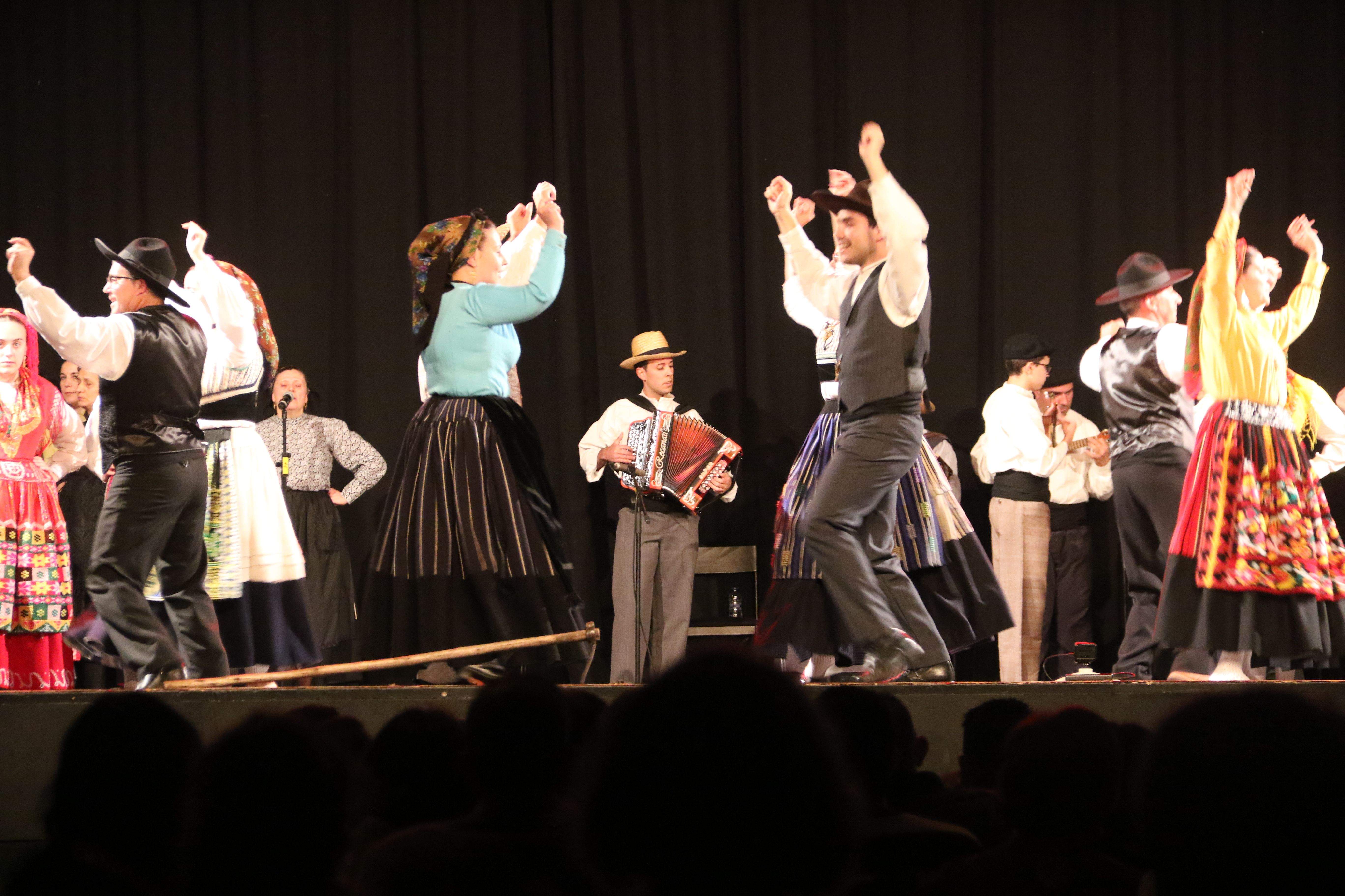 El Grup de Folklore Casa de Portugal va fer pujar una cinquantena de persones a l'escenari.