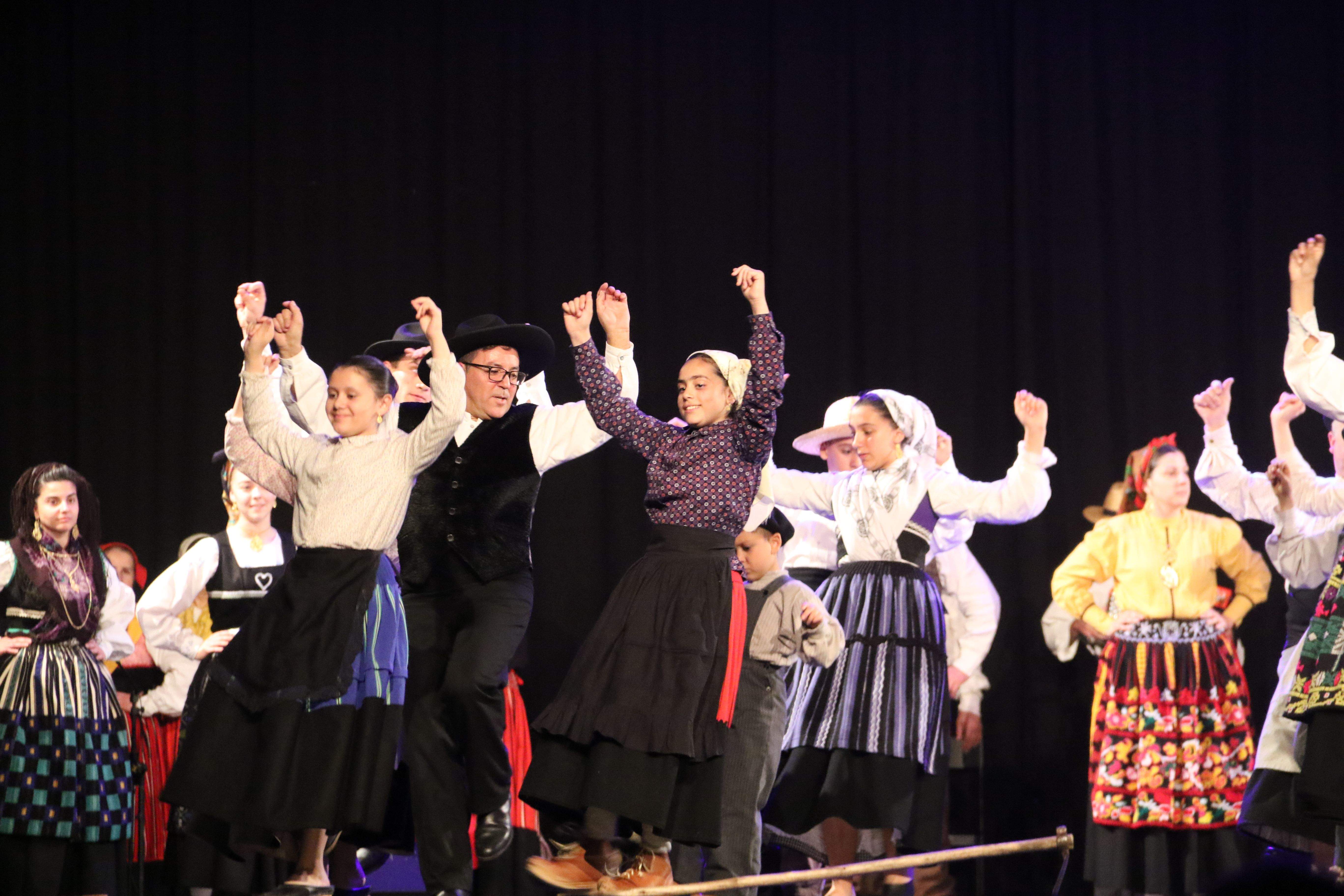 El Grup de Folklore Casa de Portugal va fer pujar una cinquantena de persones a l'escenari.