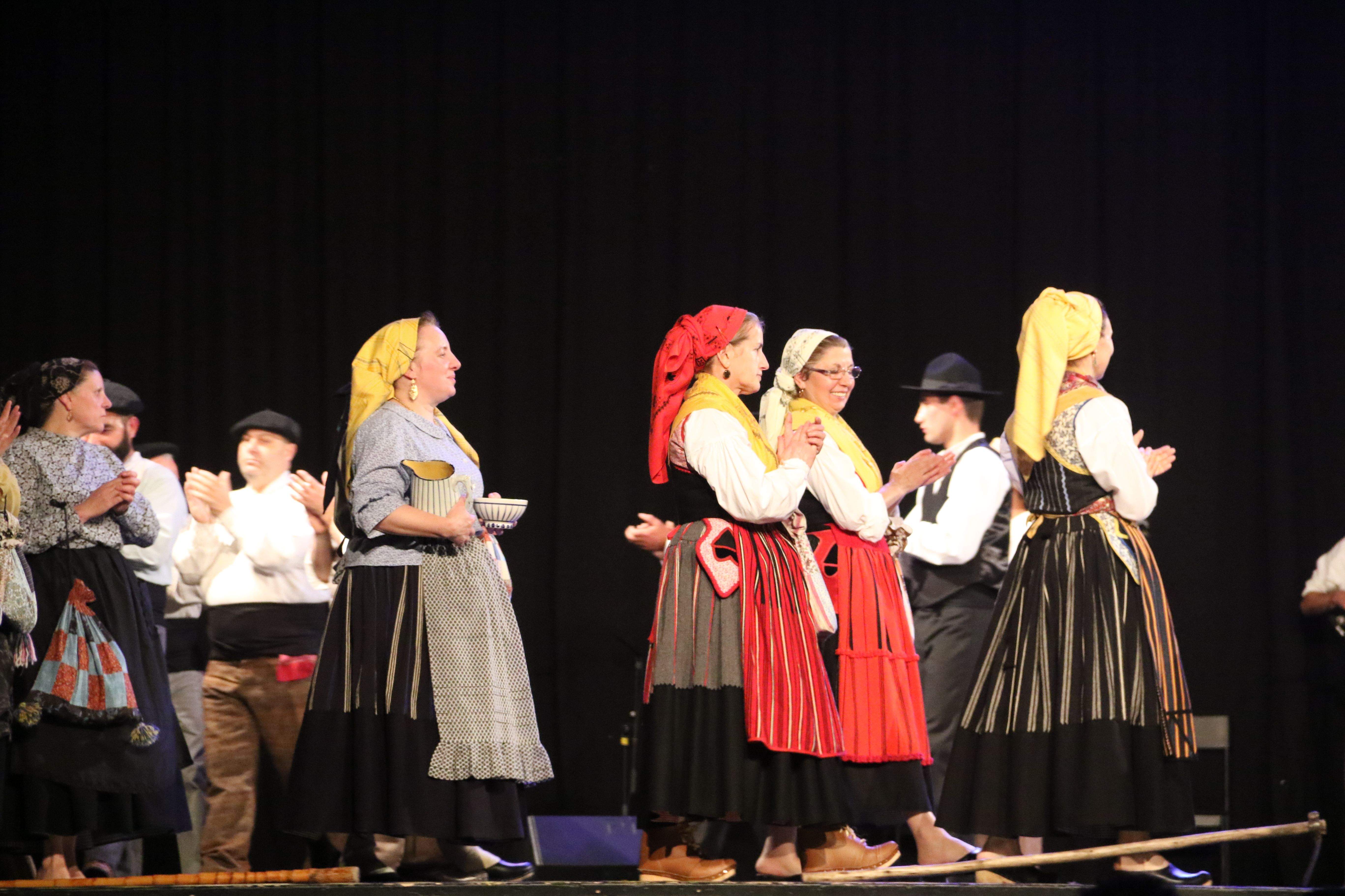 El Grup de Folklore Casa de Portugal va fer pujar una cinquantena de persones a l'escenari.